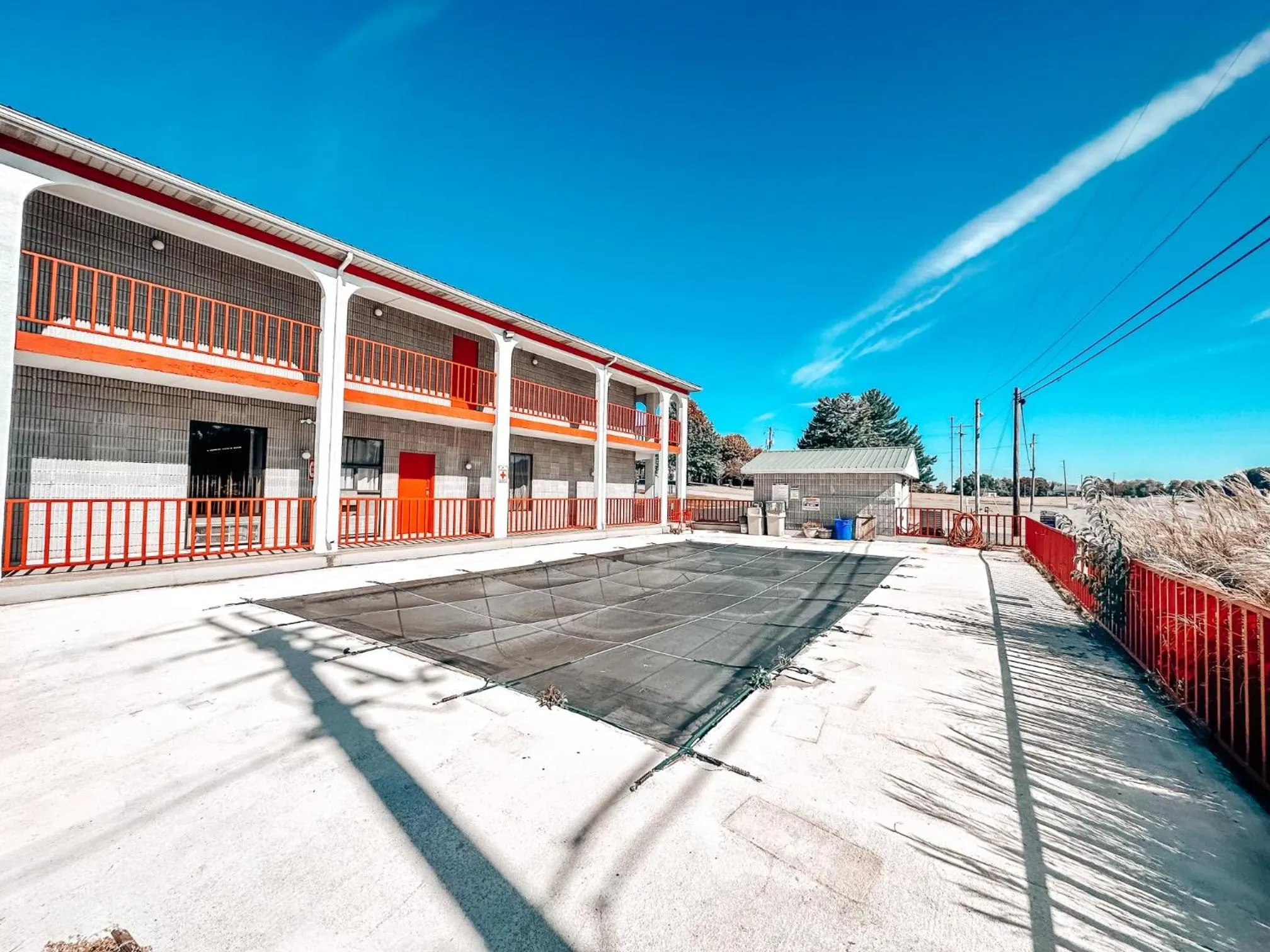 Swimming pool in Laker Inn