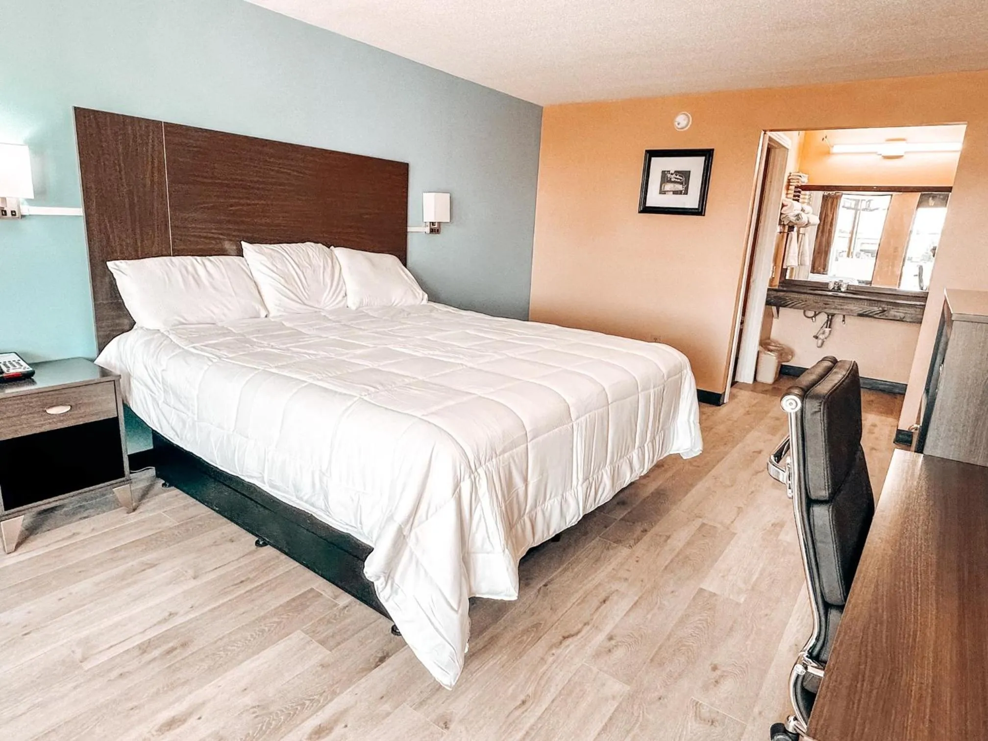 Bedroom, Bed in Laker Inn