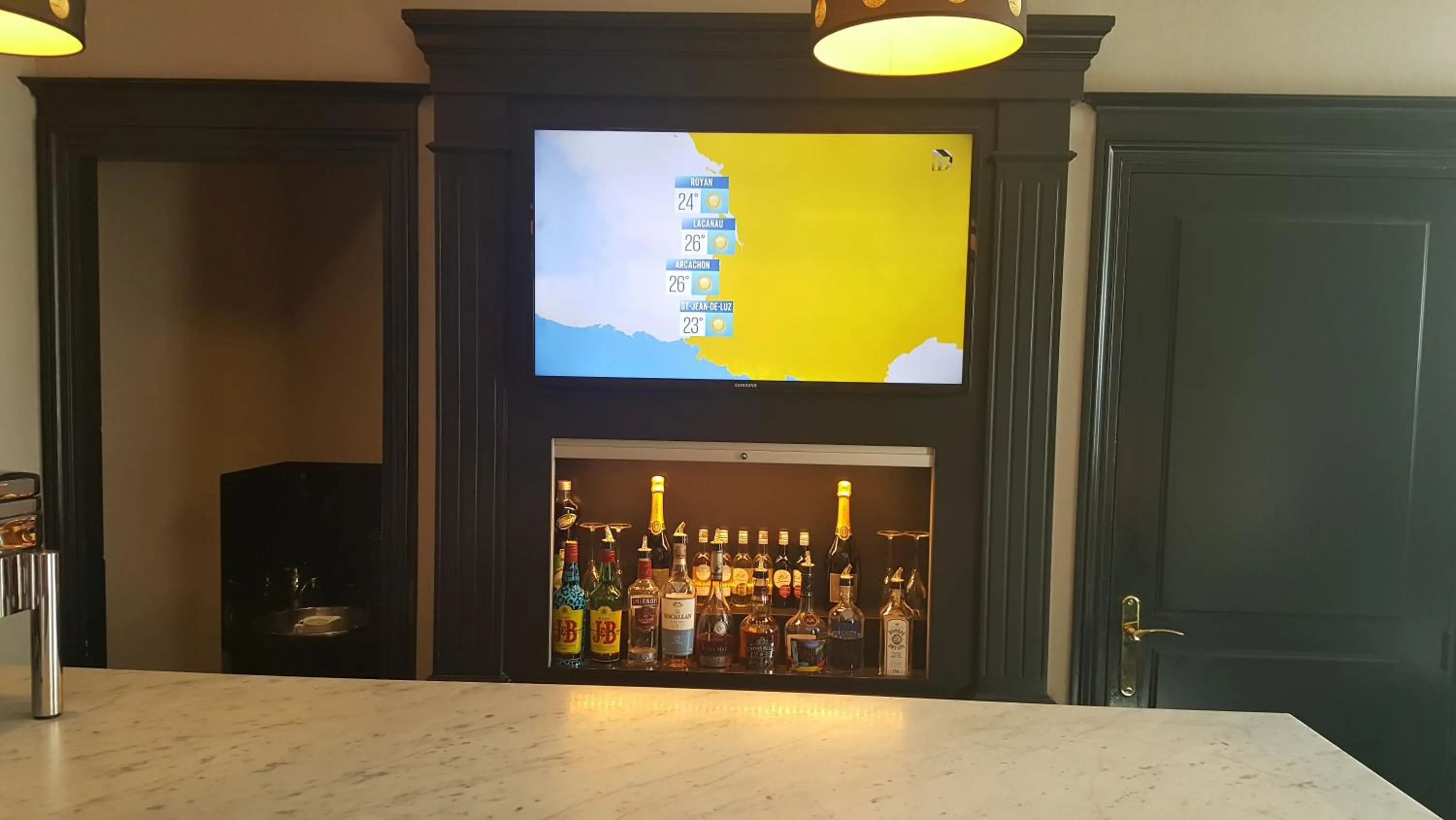 Communal lounge/ TV room in Hotel Saint Cyr Etoile