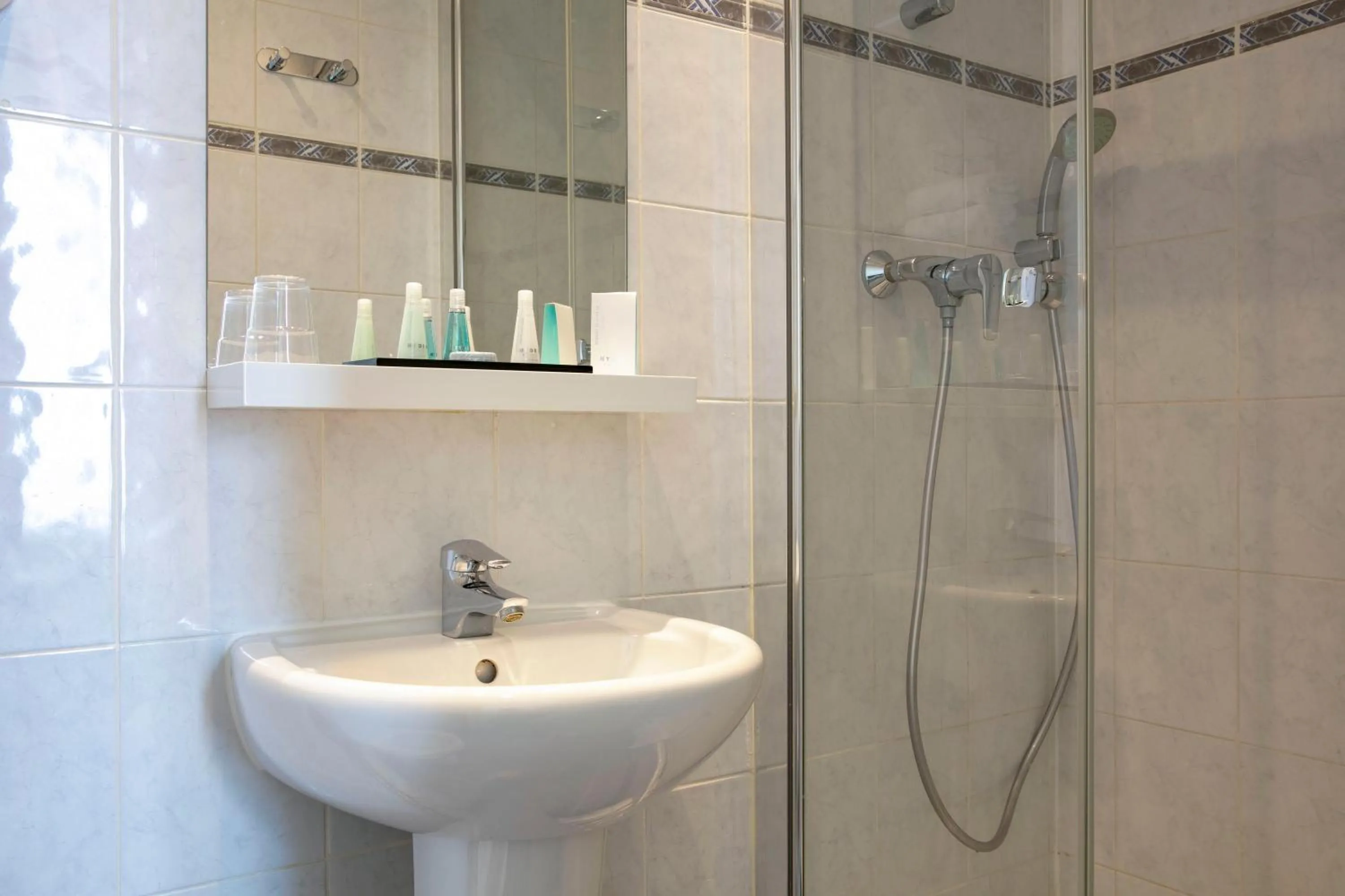 Shower in Hotel Saint Cyr Etoile