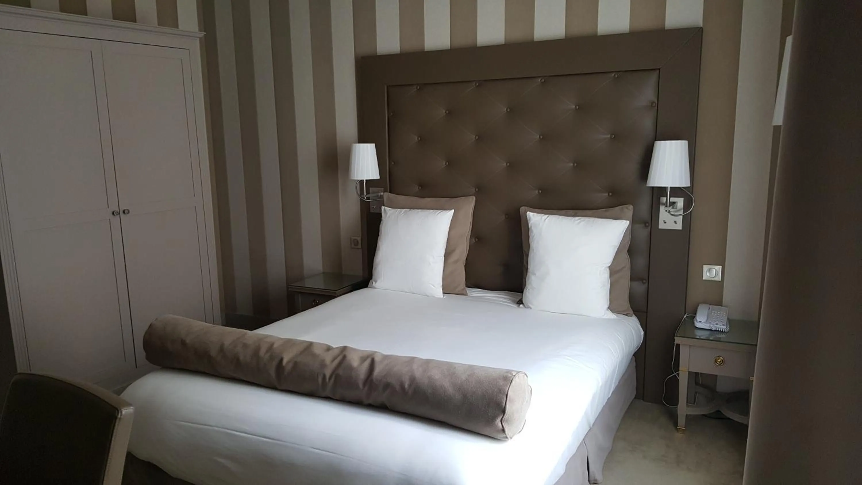 Bed in Hotel Saint Cyr Etoile