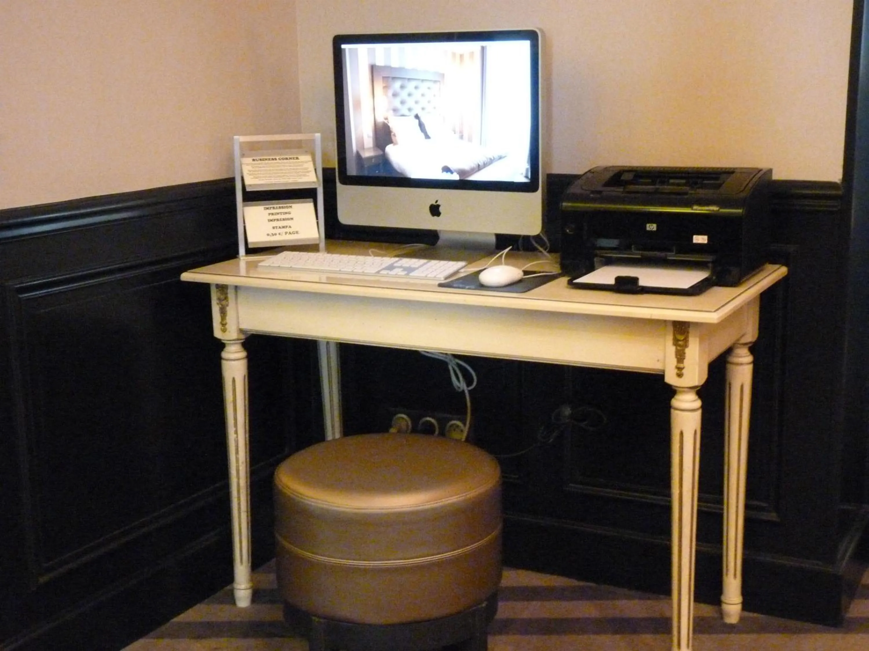 TV and multimedia in Hotel Saint Cyr Etoile