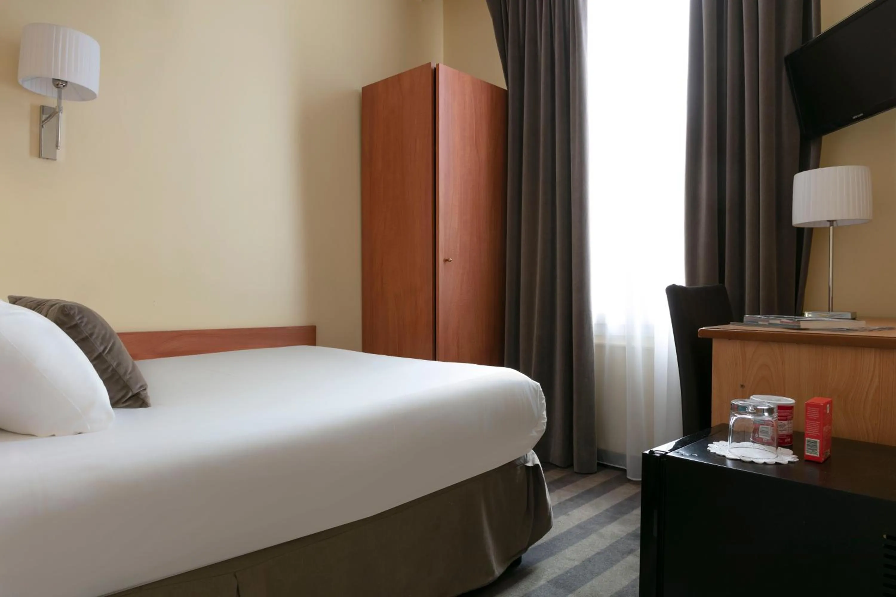 Bed in Hotel Saint Cyr Etoile