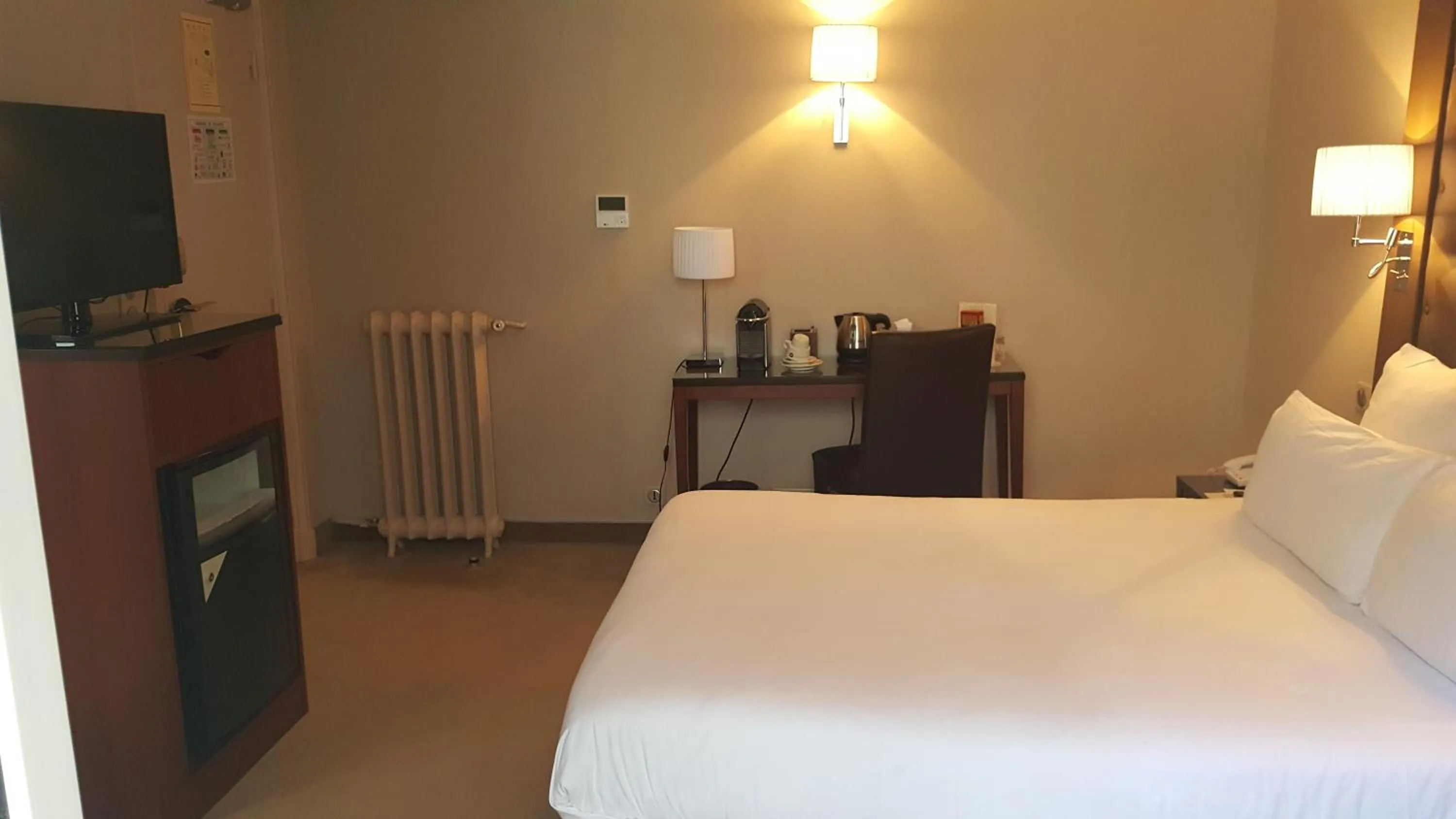 Bed in Hotel Saint Cyr Etoile