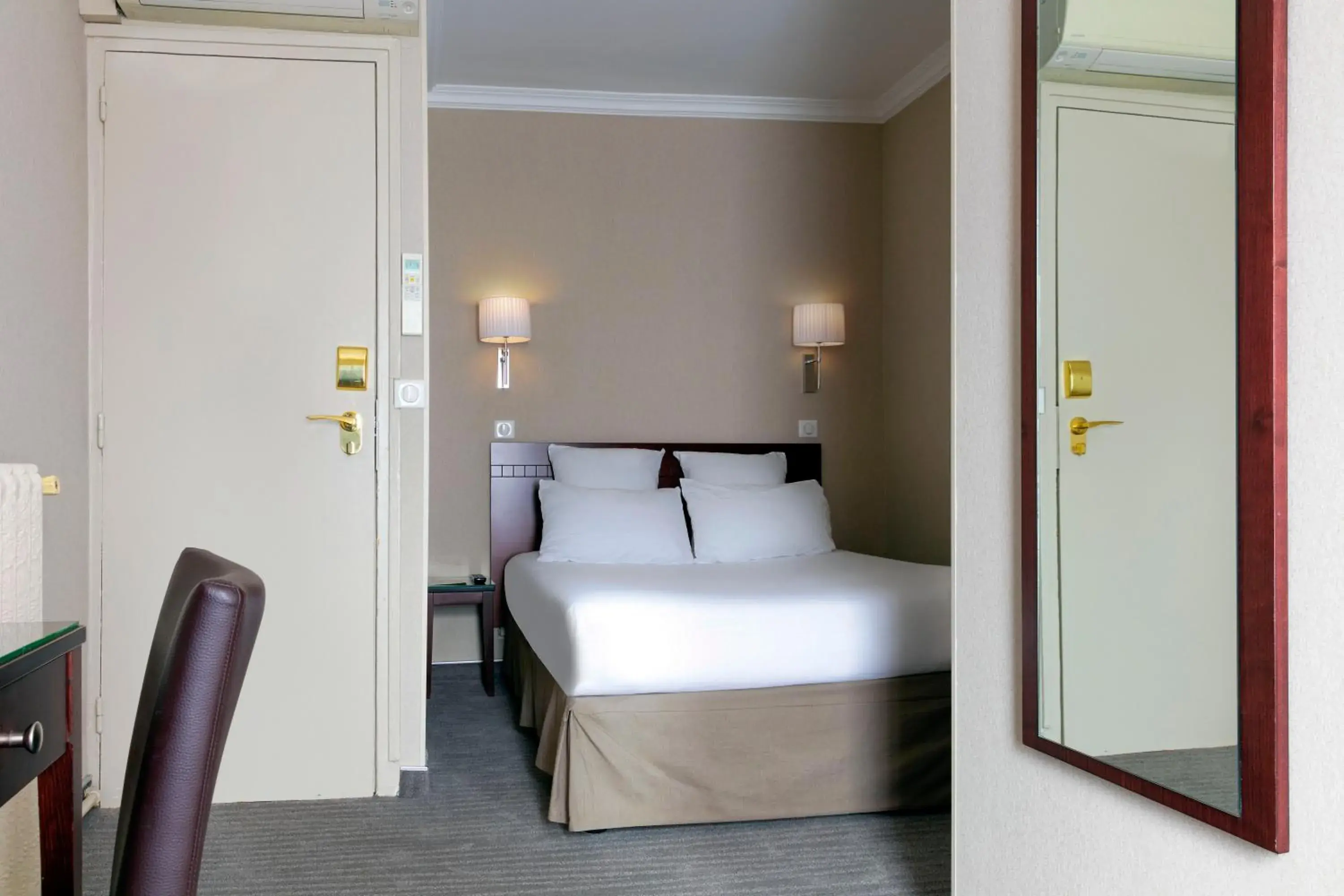 Photo of the whole room, Bed in Hotel Saint Cyr Etoile Photo of the whole room, Bed in Hotel Saint Cyr Etoile