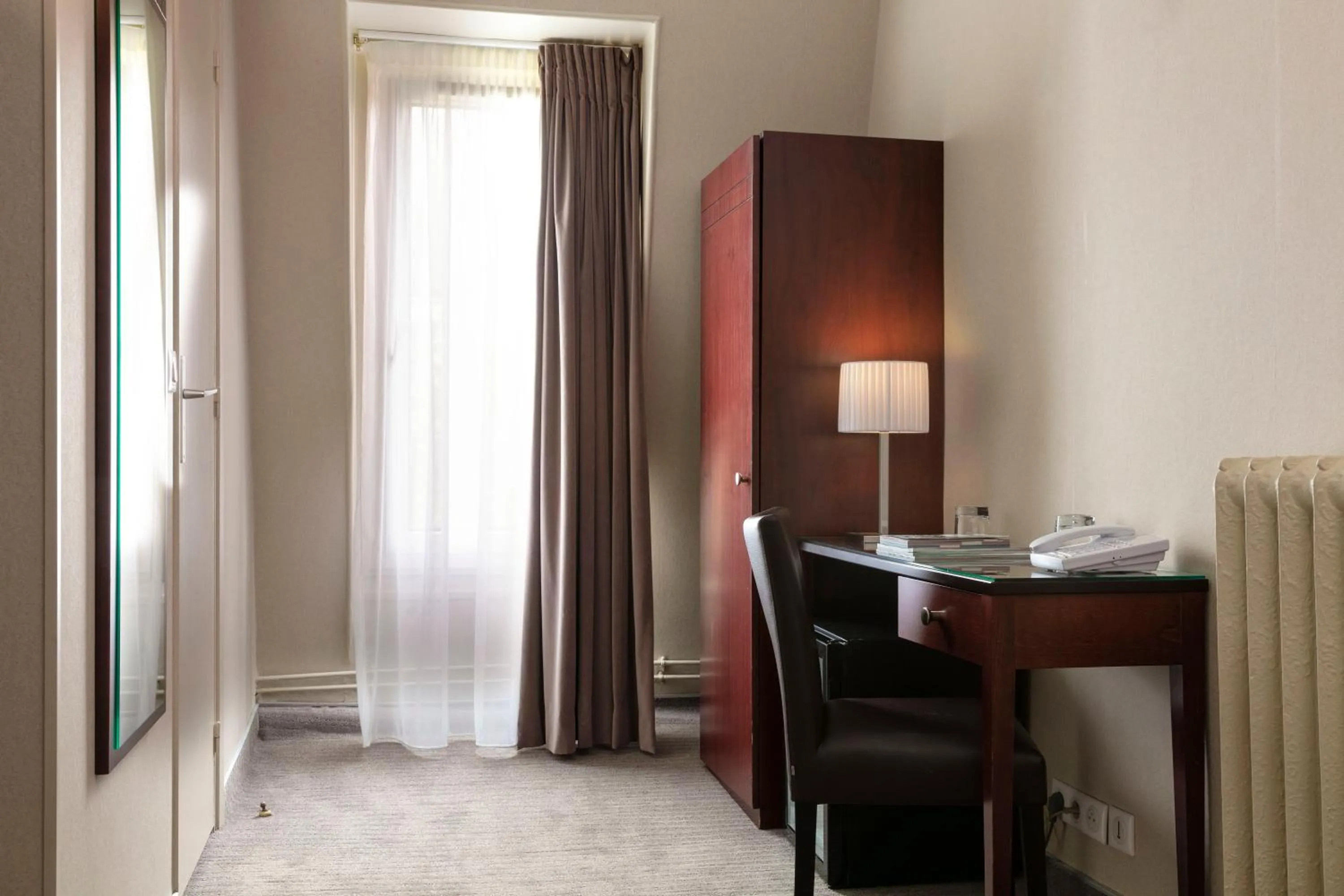 Photo of the whole room in Hotel Saint Cyr Etoile