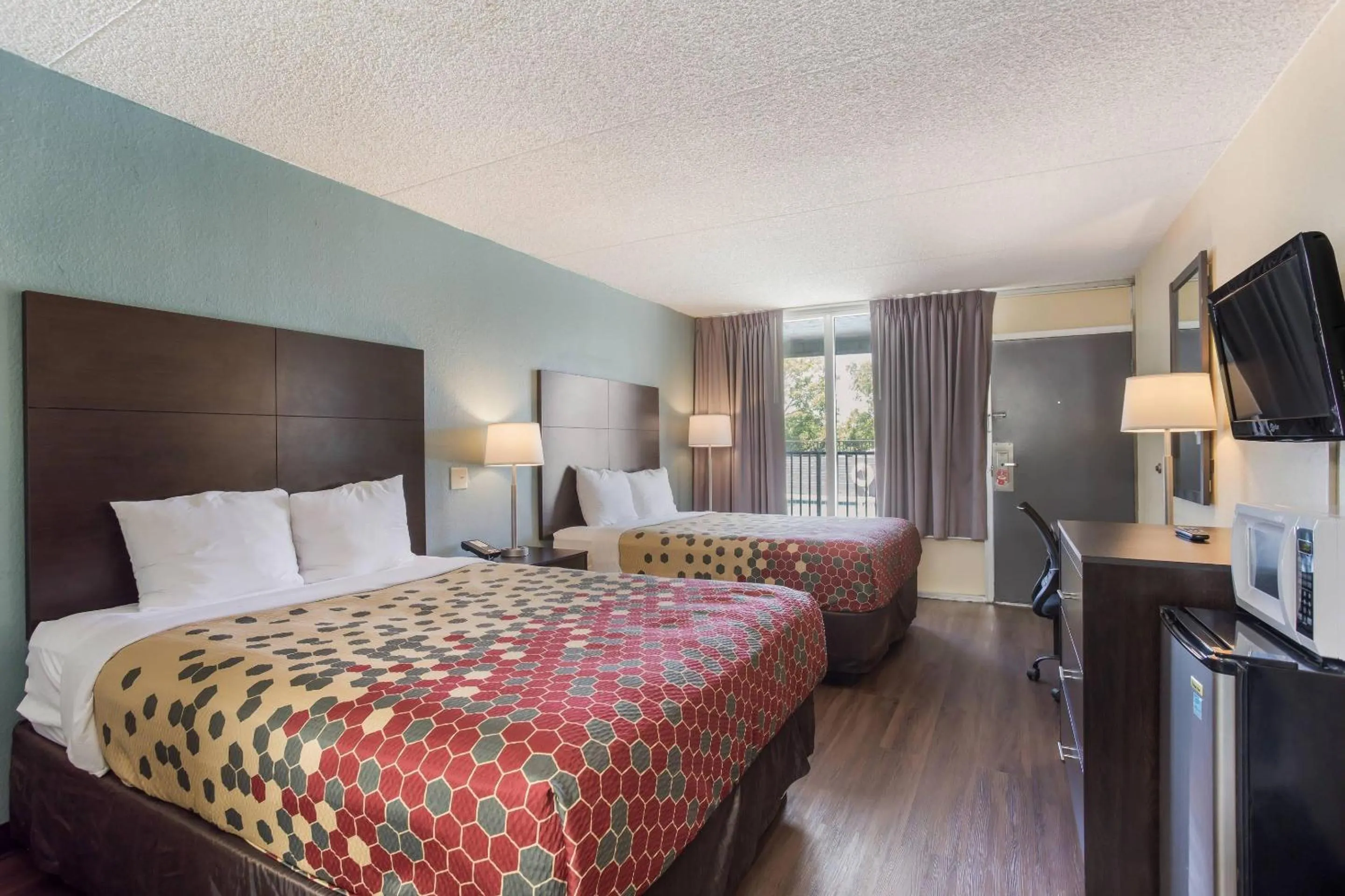 Bedroom, Bed in Econo Lodge Gallatin - Metro Nashville