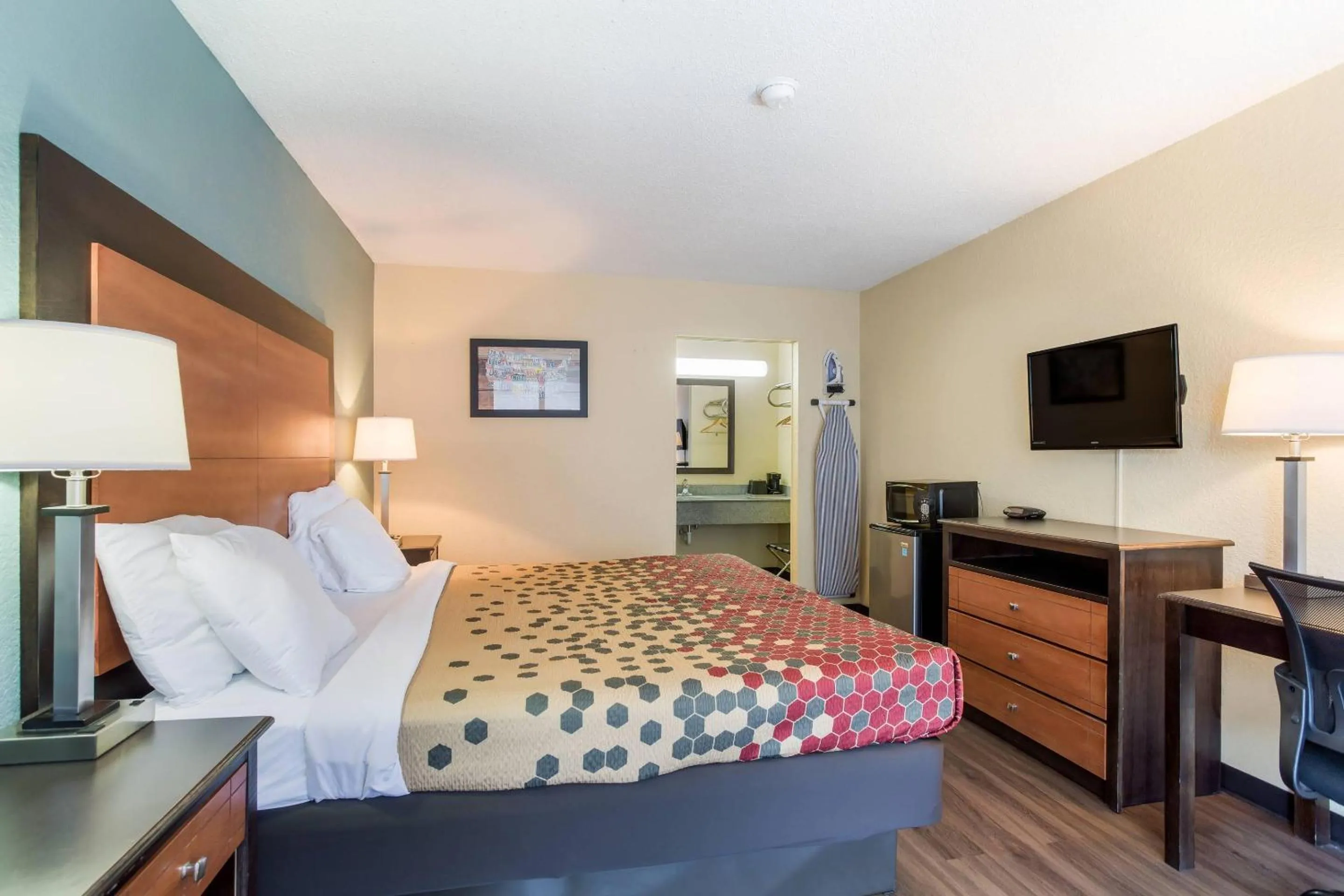Bedroom, Bed in Econo Lodge Gallatin - Metro Nashville