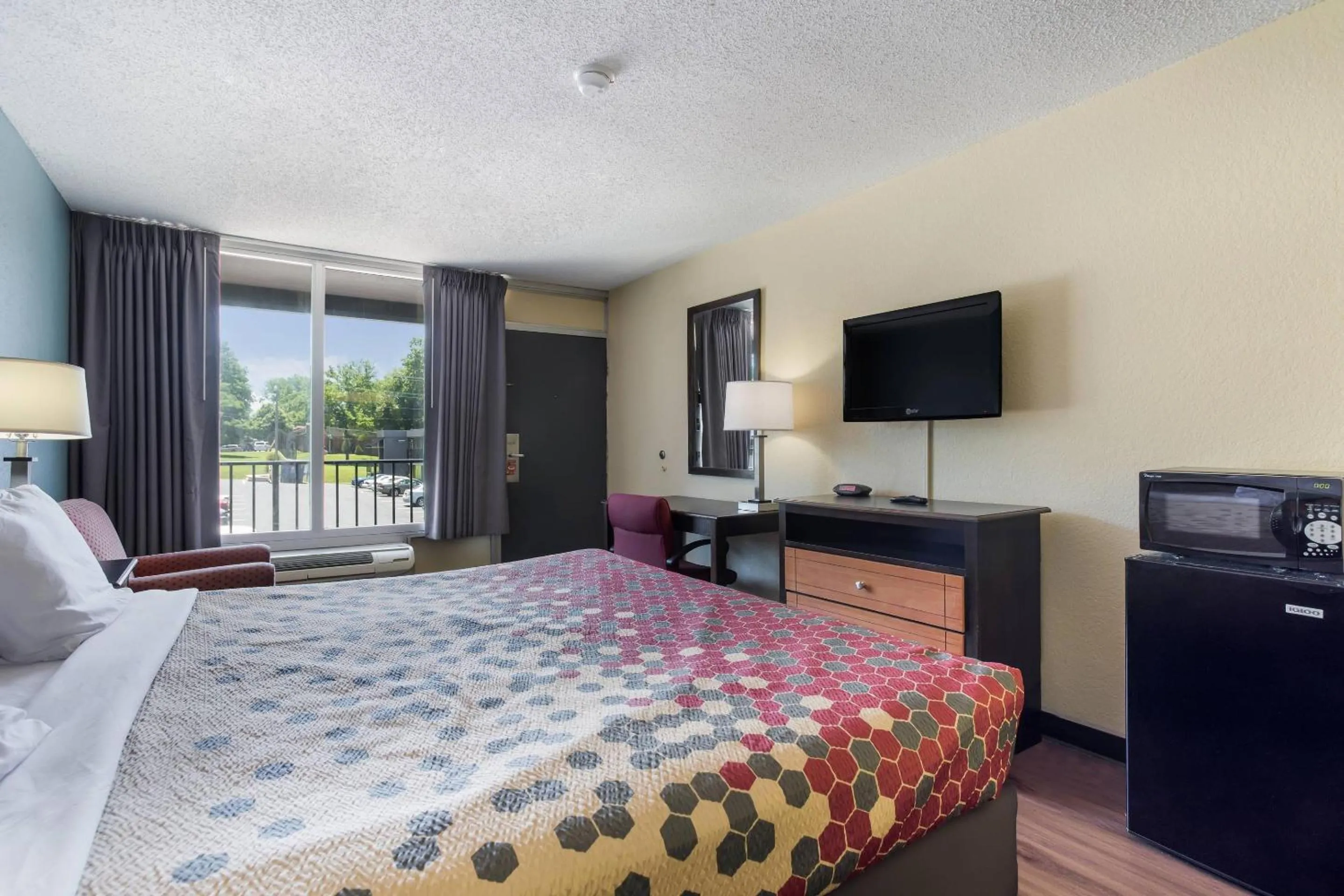 Bedroom, Bed in Econo Lodge Gallatin - Metro Nashville