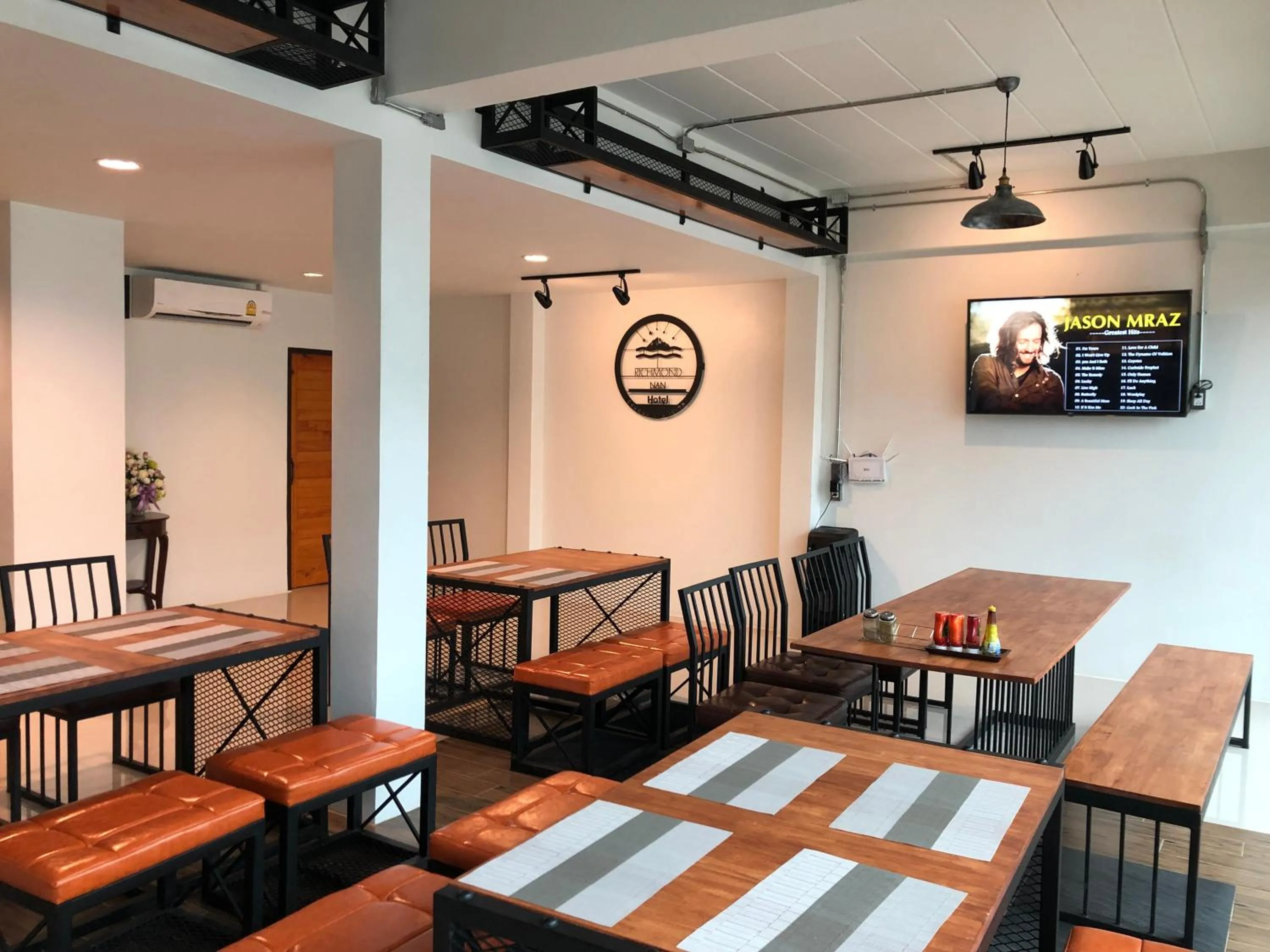 Restaurant/places to eat in Richmond Nan Hotel