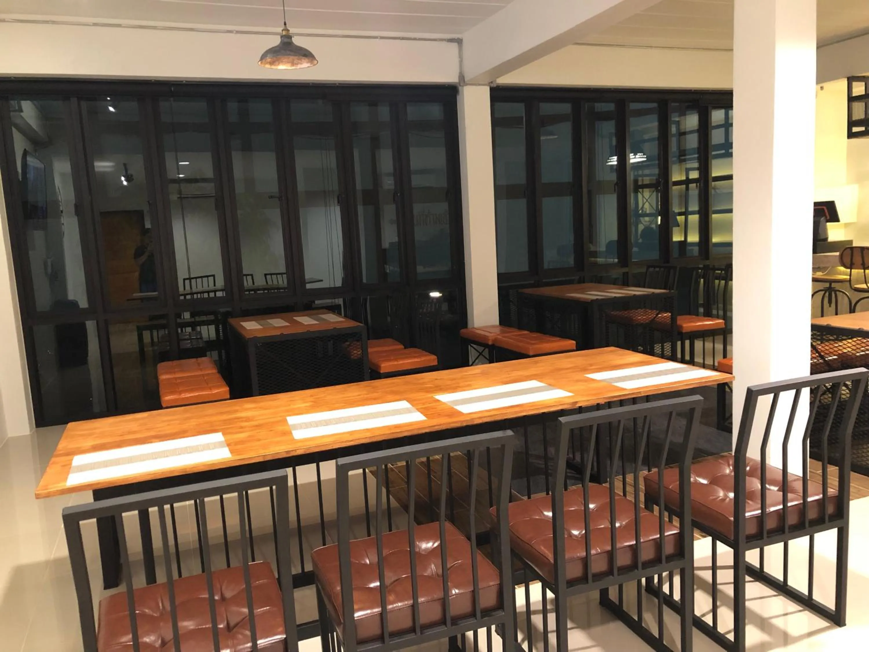 Restaurant/places to eat in Richmond Nan Hotel