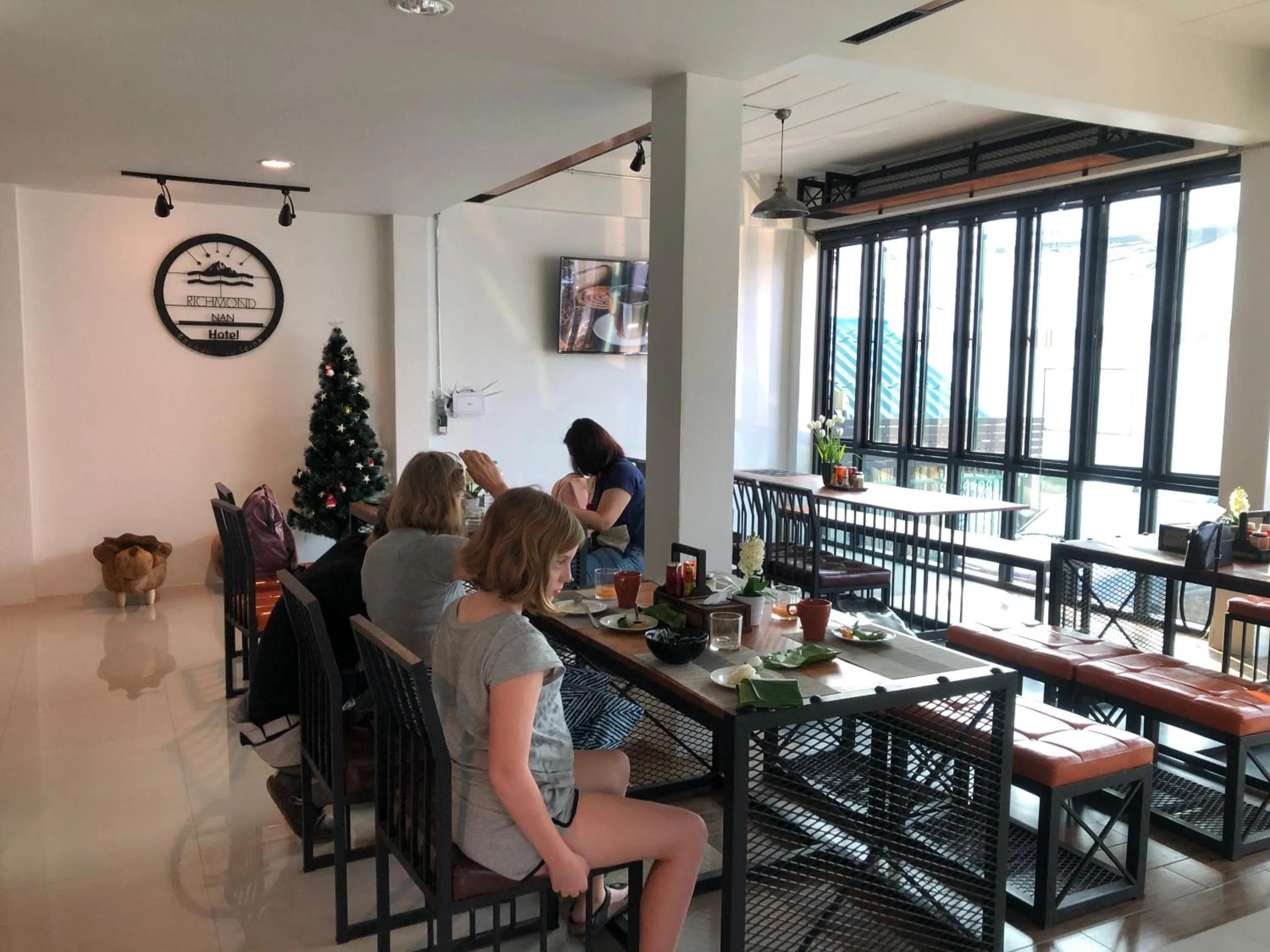 Restaurant/places to eat in Richmond Nan Hotel