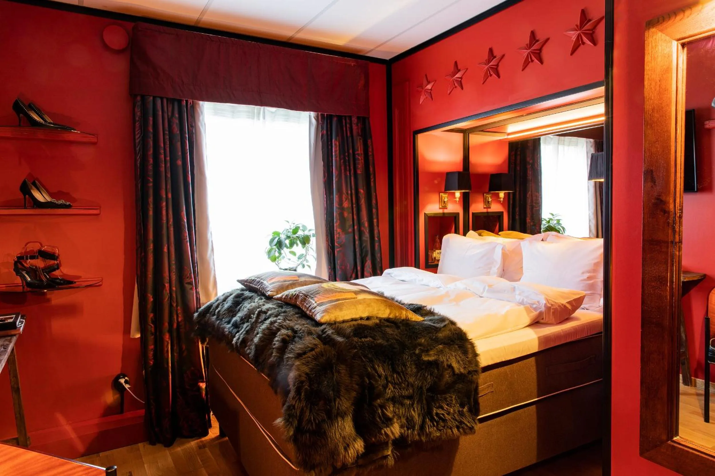 Shower, Bed in Bomans Hotell i Trosa