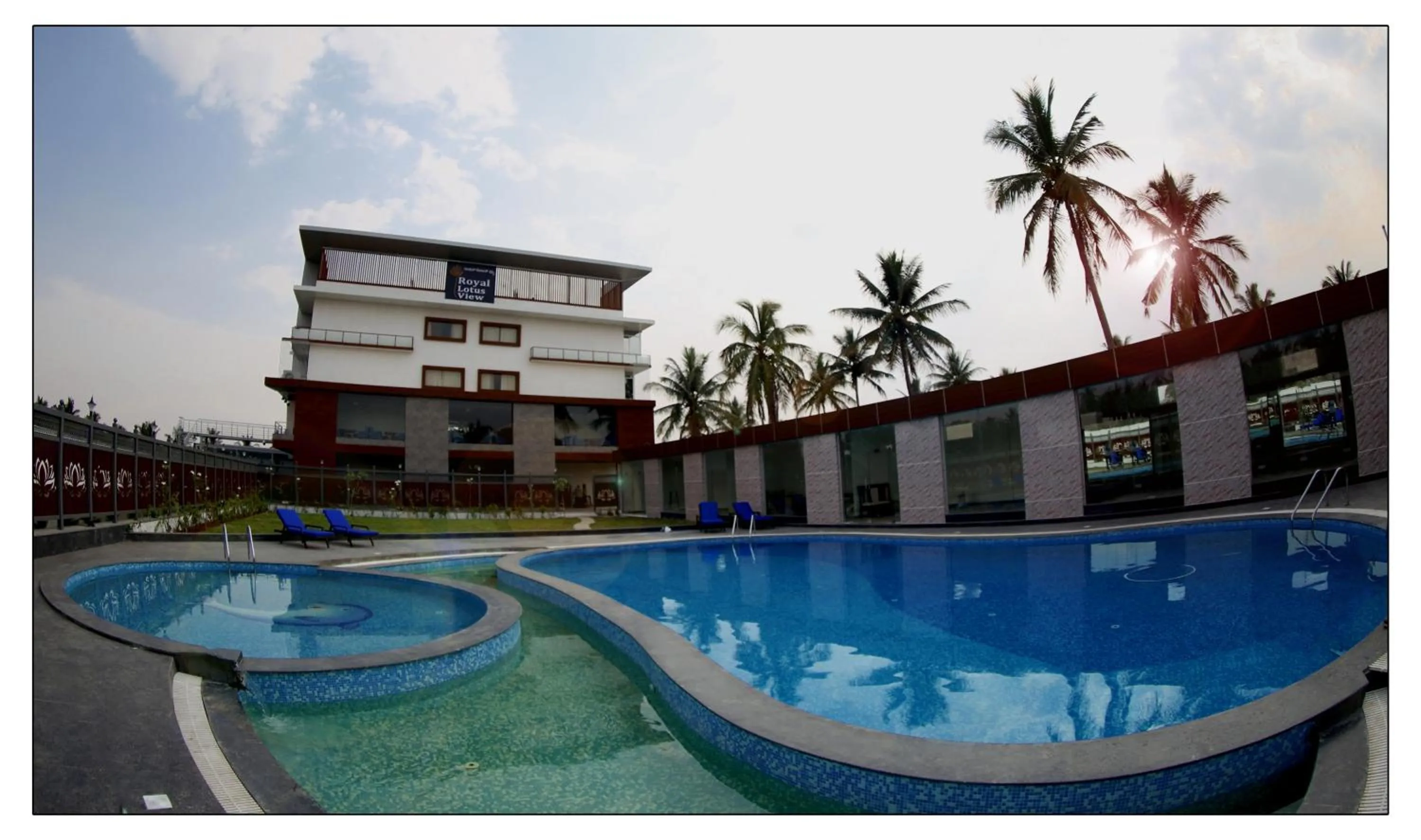 Swimming pool in Royal Lotus View Resotel
