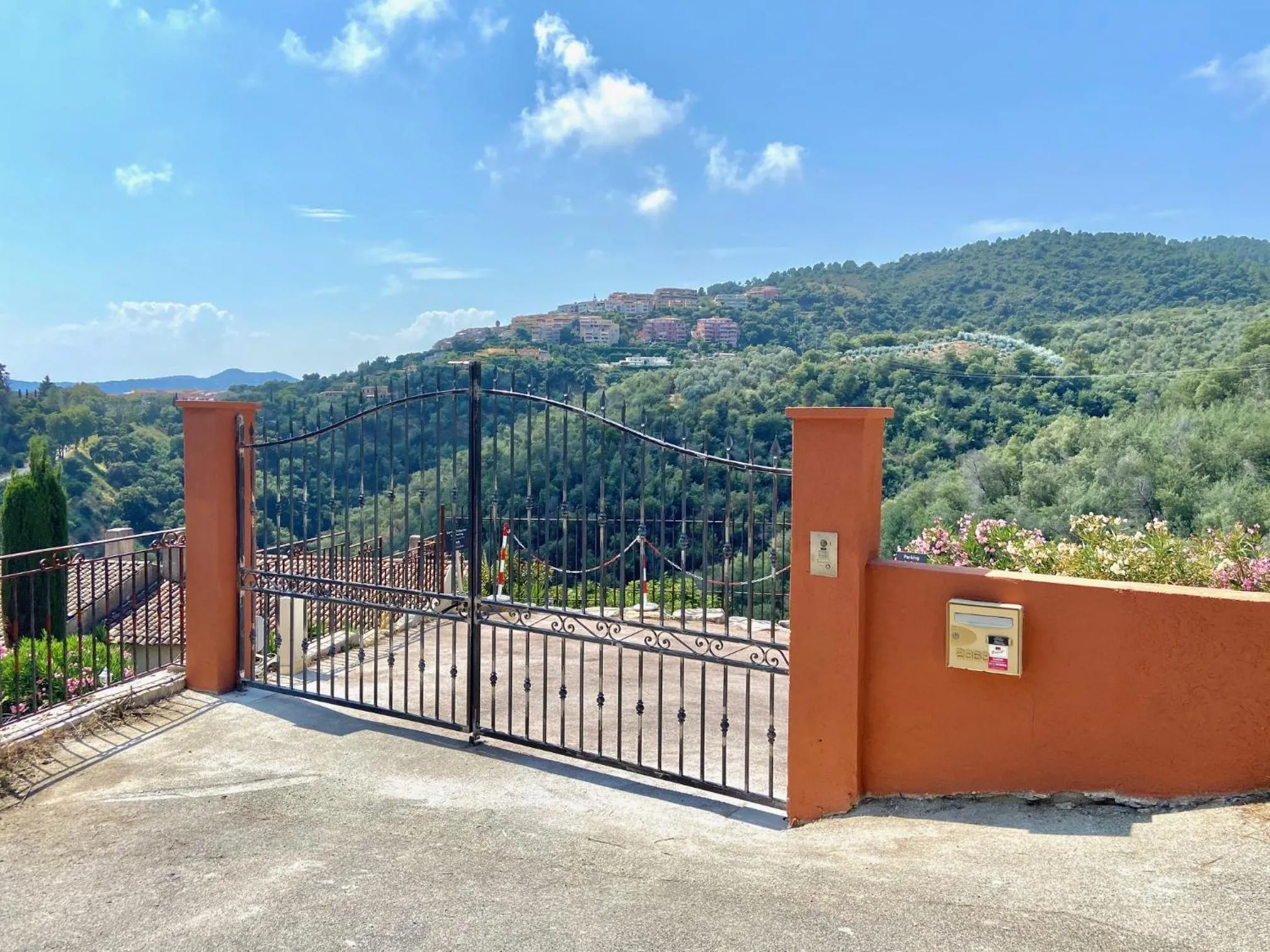 Facade/entrance in VILLA COLINA Cannes Mandelieu