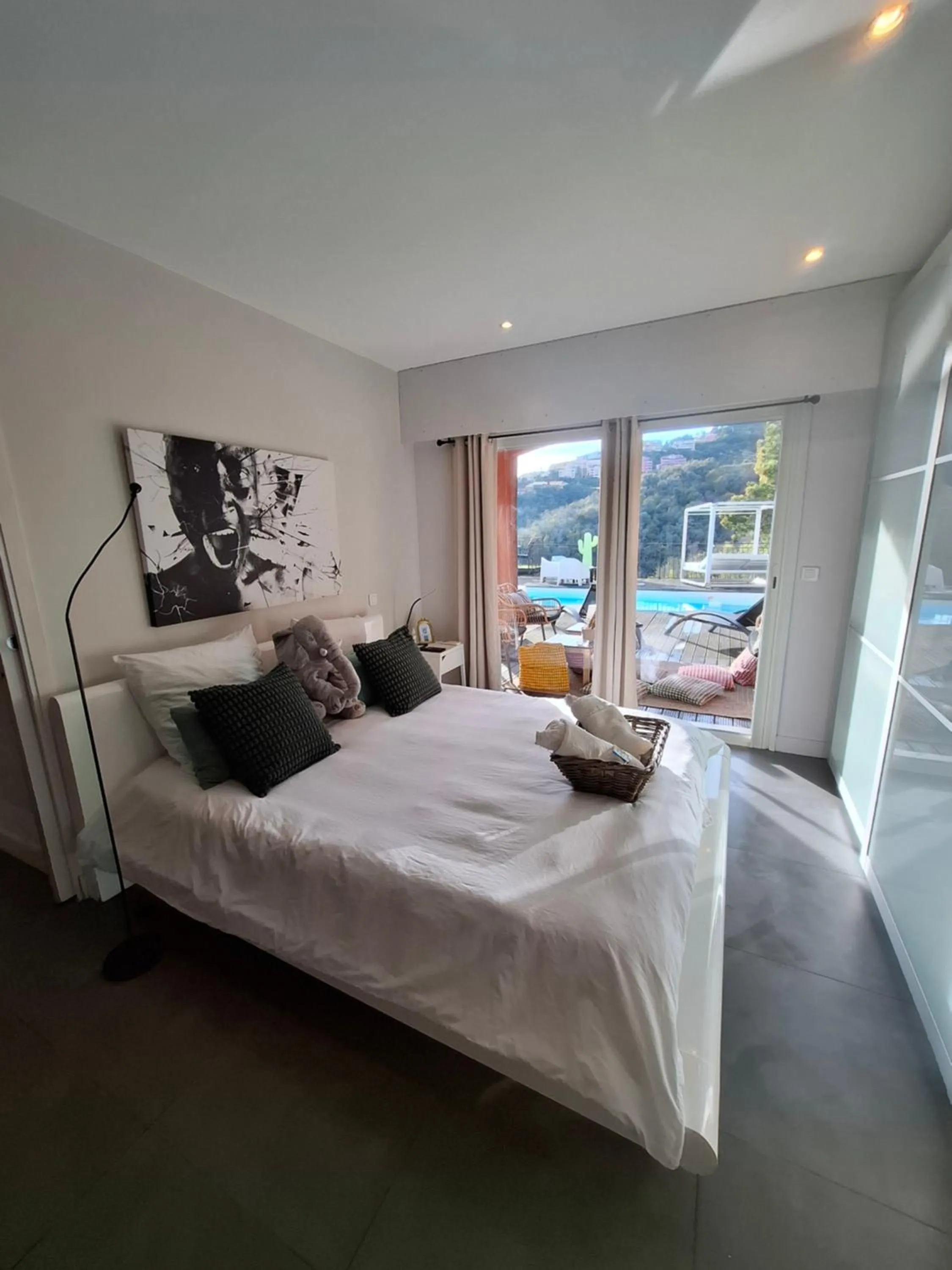 Bed in VILLA COLINA Cannes Mandelieu