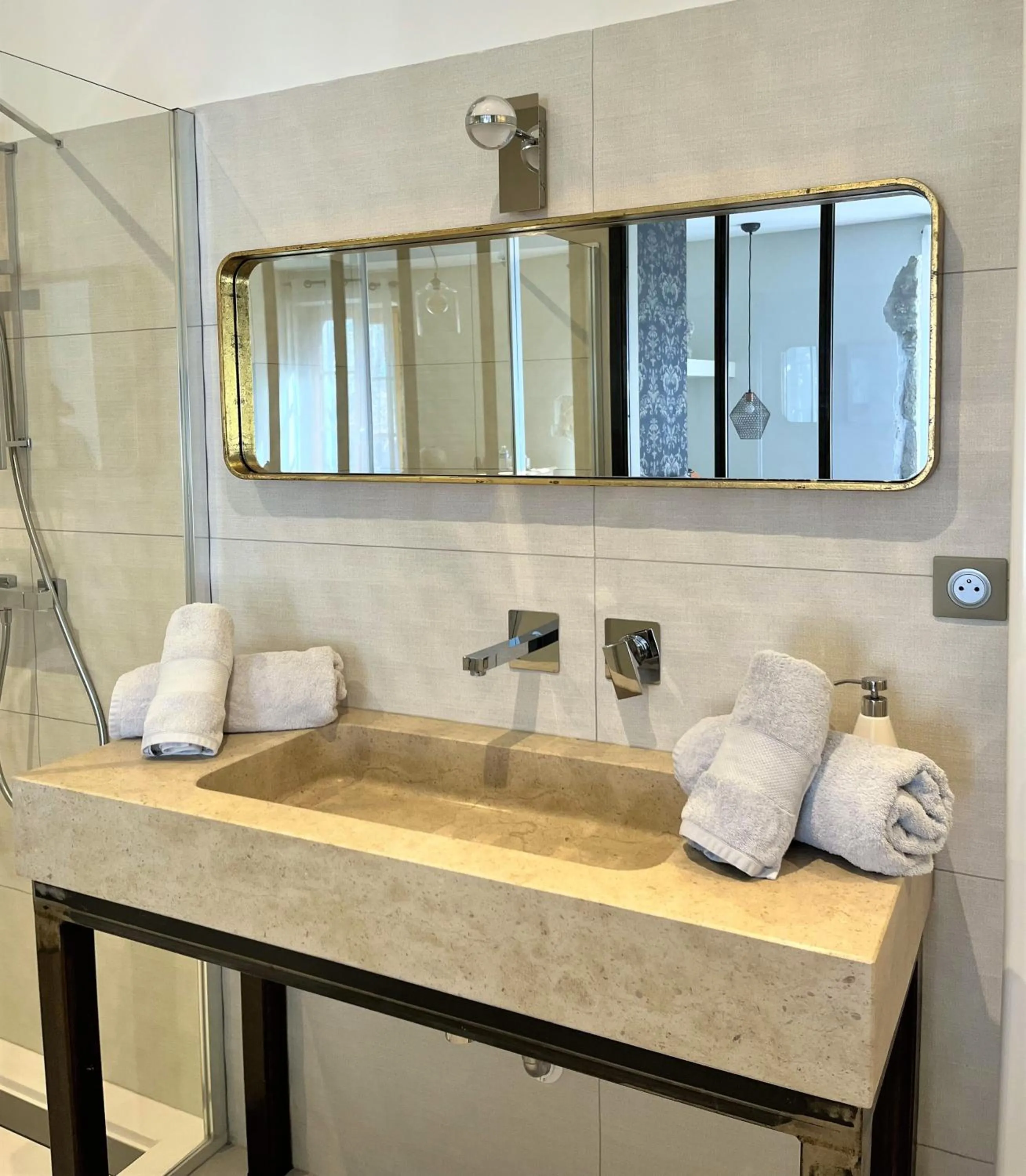 Bathroom in LA COUR CARREE - chambres d'hôtes