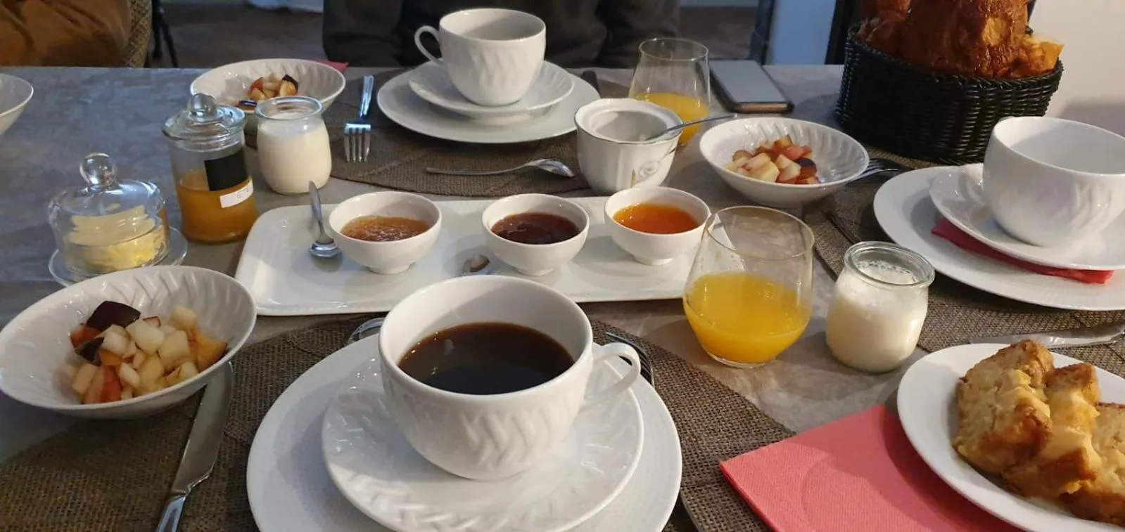 Continental breakfast in LA COUR CARREE - chambres d'hôtes