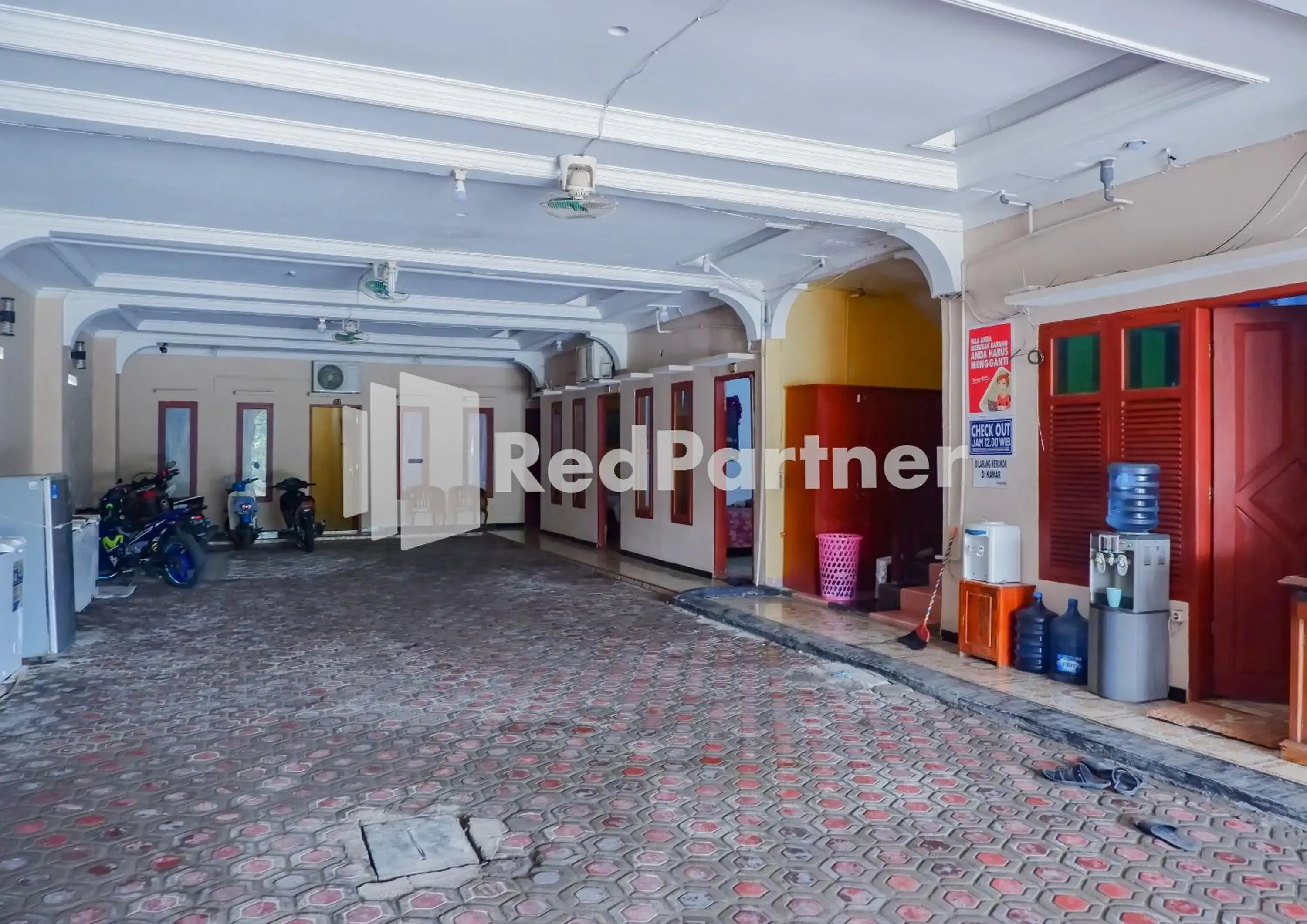 Property building in MS Hotel Pangandaran Mitra RedDoorz Property building in MS Hotel Pangandaran Mitra RedDoorz