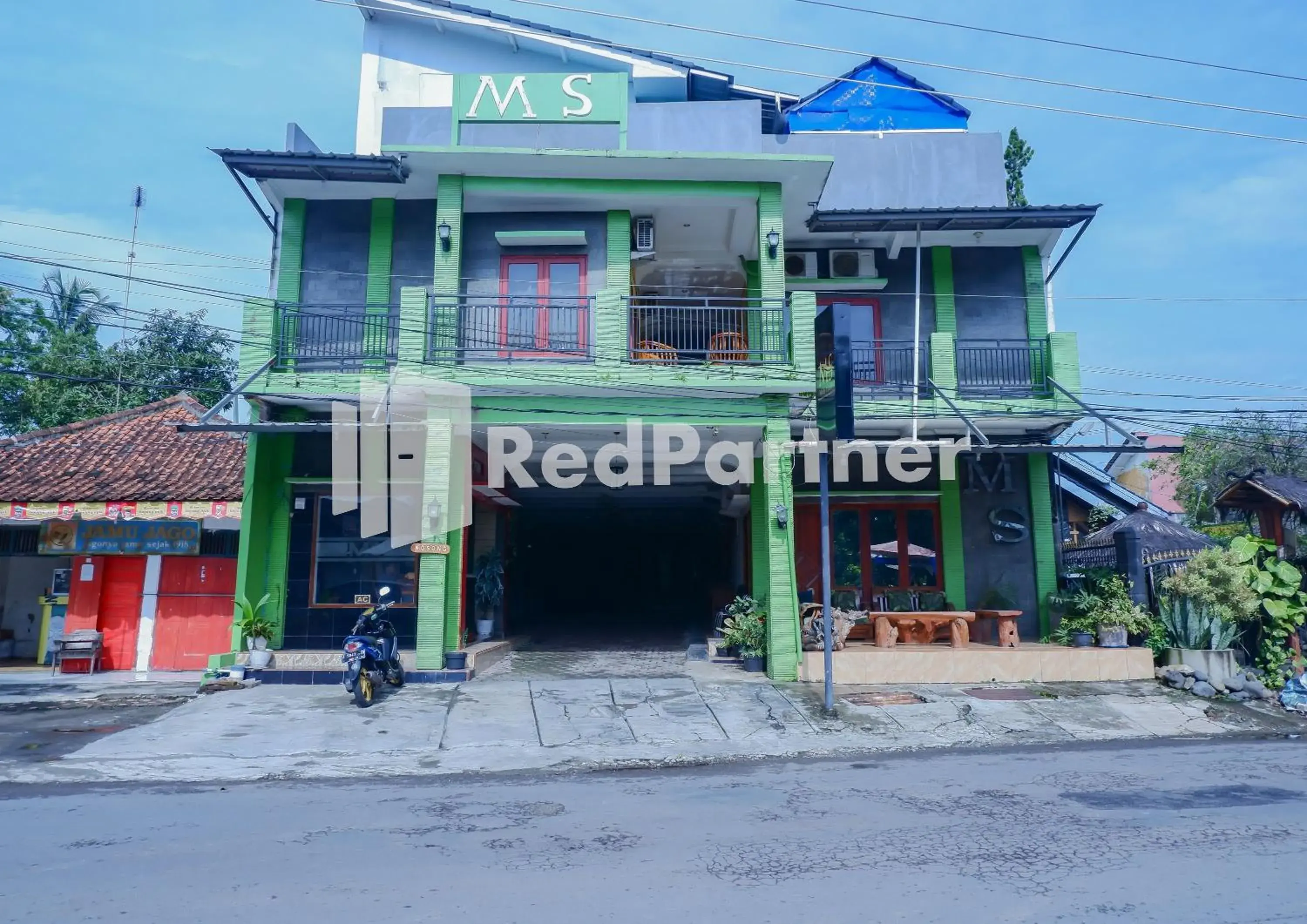 Property building in MS Hotel Pangandaran Mitra RedDoorz Property building in MS Hotel Pangandaran Mitra RedDoorz