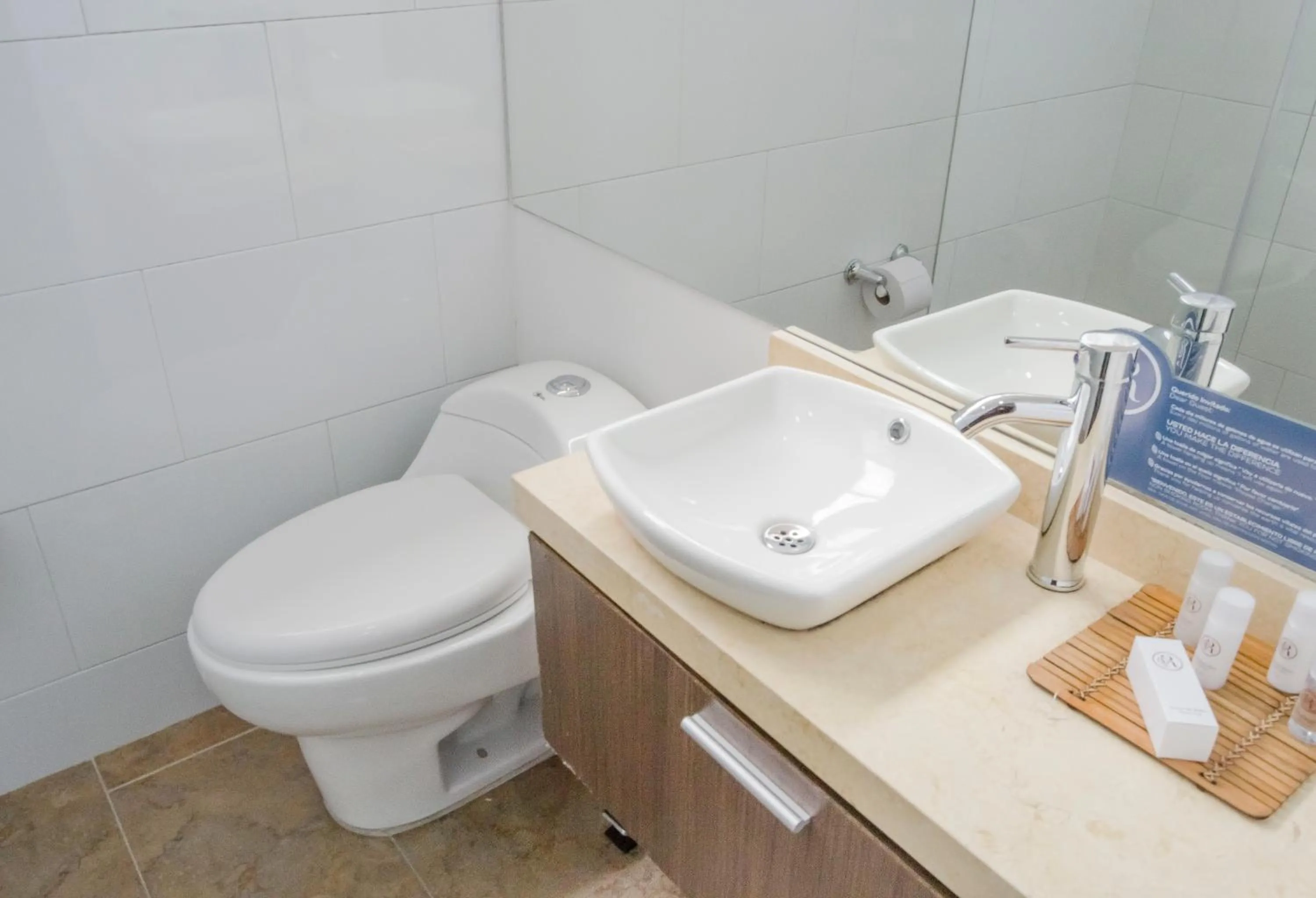 Bathroom in Hotel Apartamentos Regency La Feria