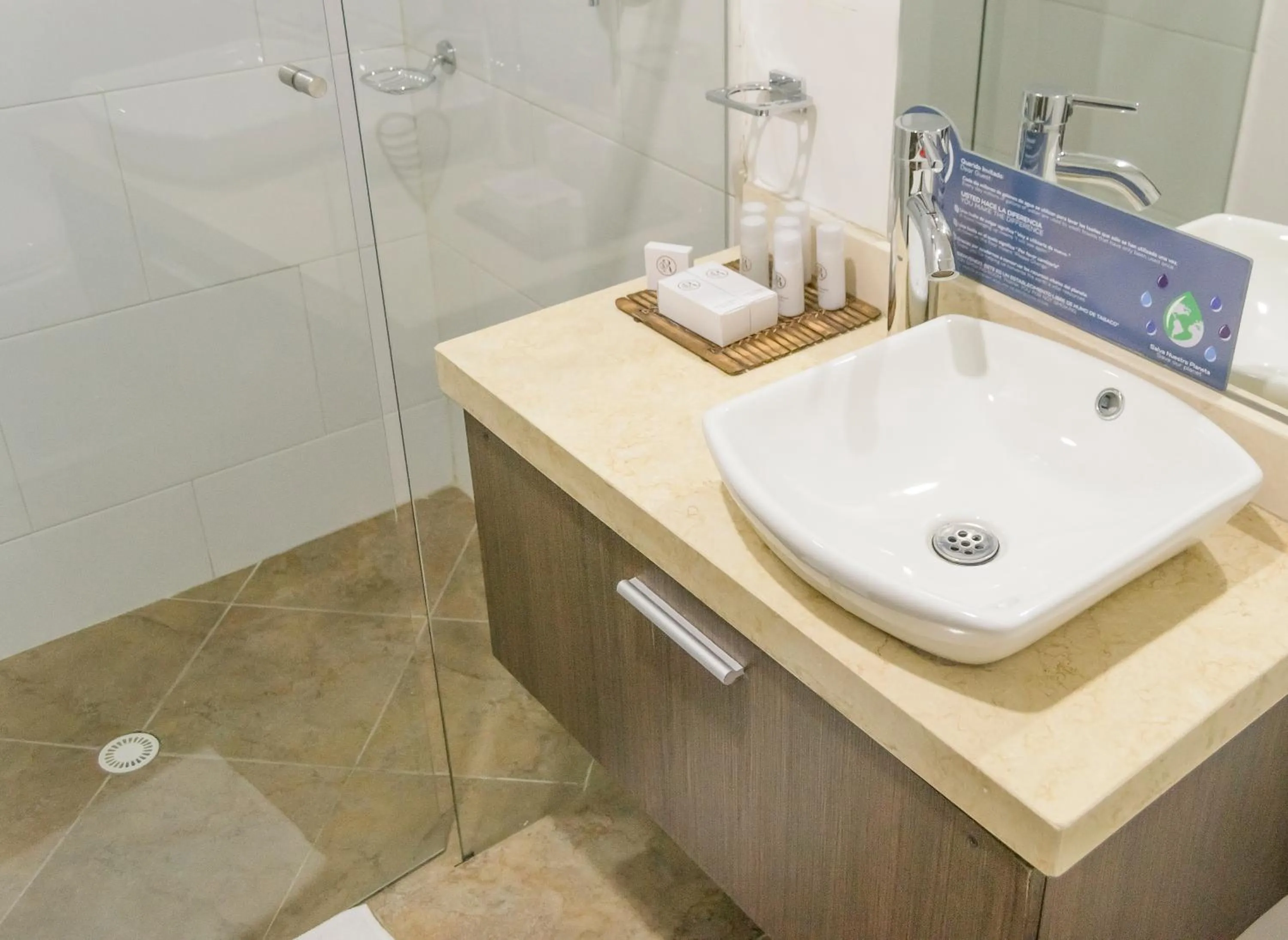 Shower in Hotel Apartamentos Regency La Feria