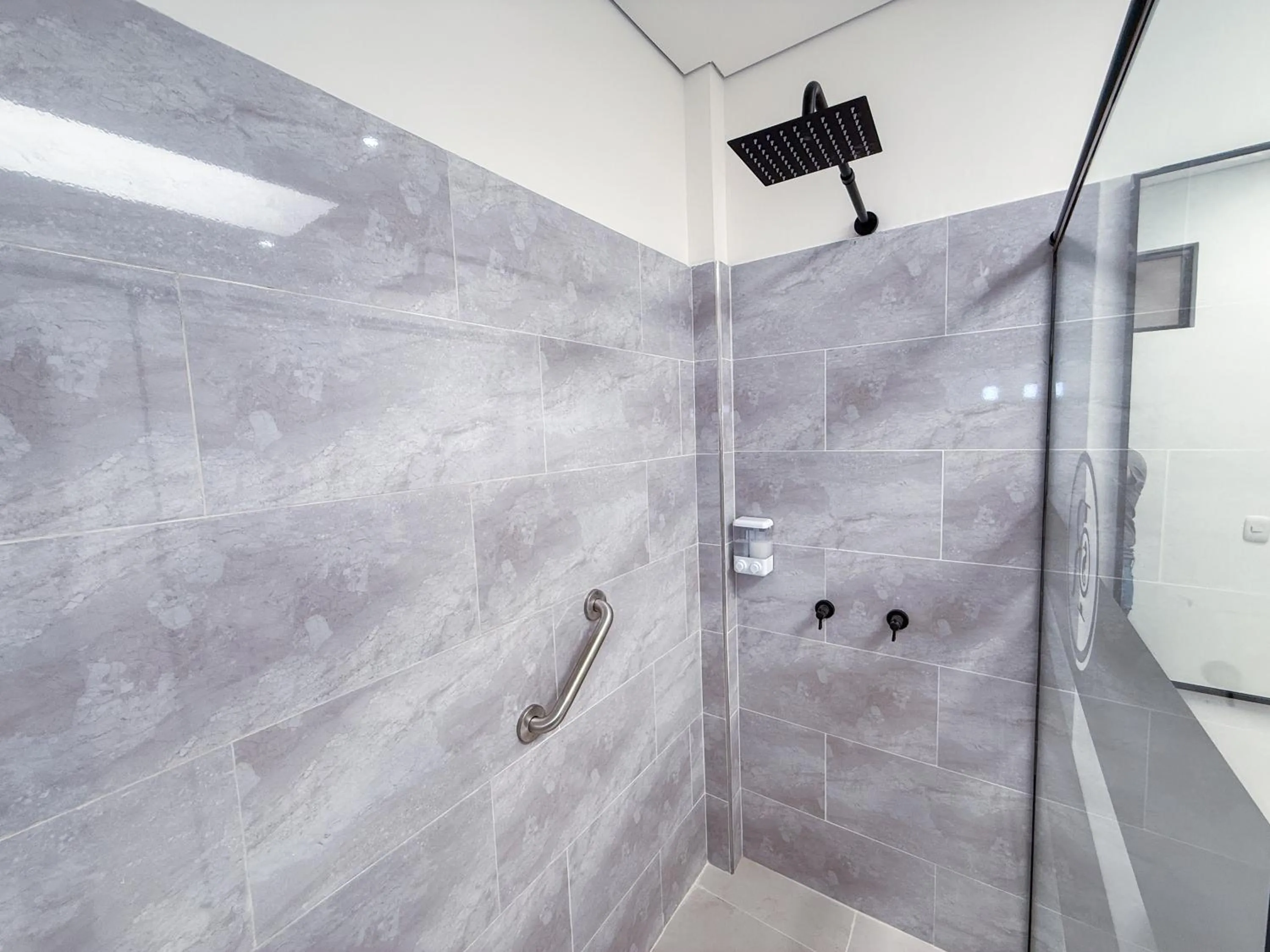 Shower in Hotel Apartamentos Regency La Feria