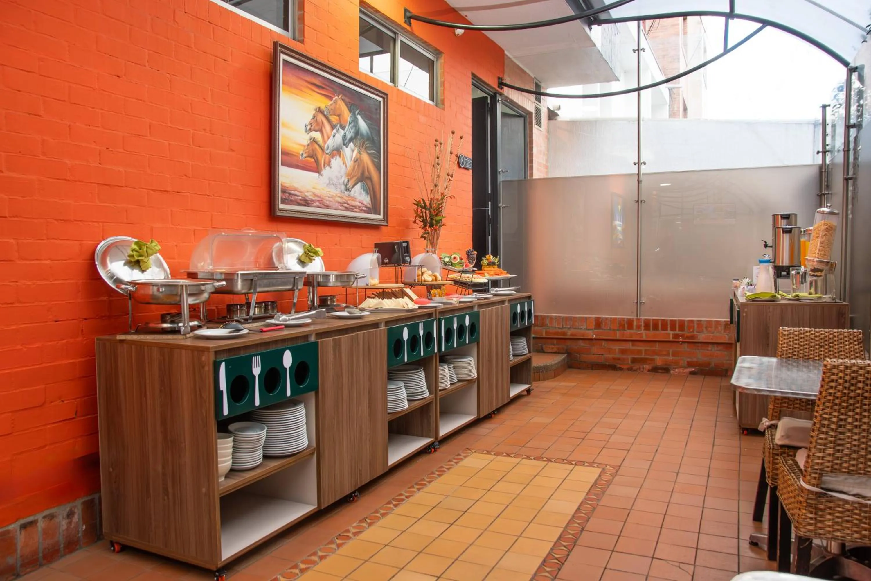 Buffet breakfast in Hotel Apartamentos Regency La Feria