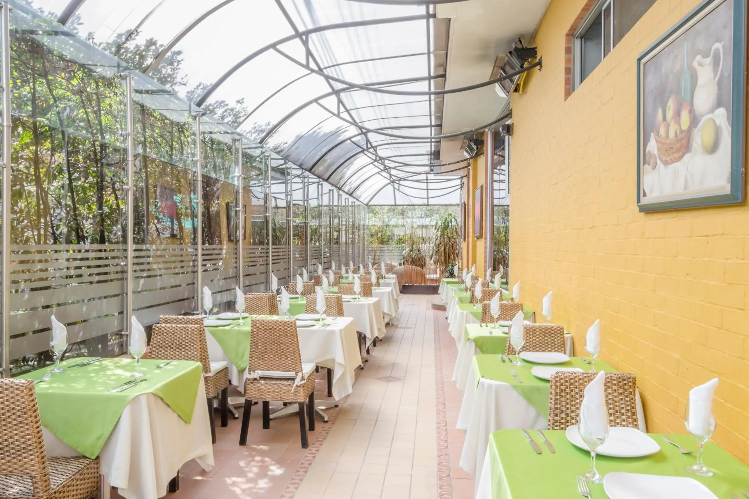 Restaurant/places to eat in Hotel Apartamentos Regency La Feria Restaurant/places to eat in Hotel Apartamentos Regency La Feria