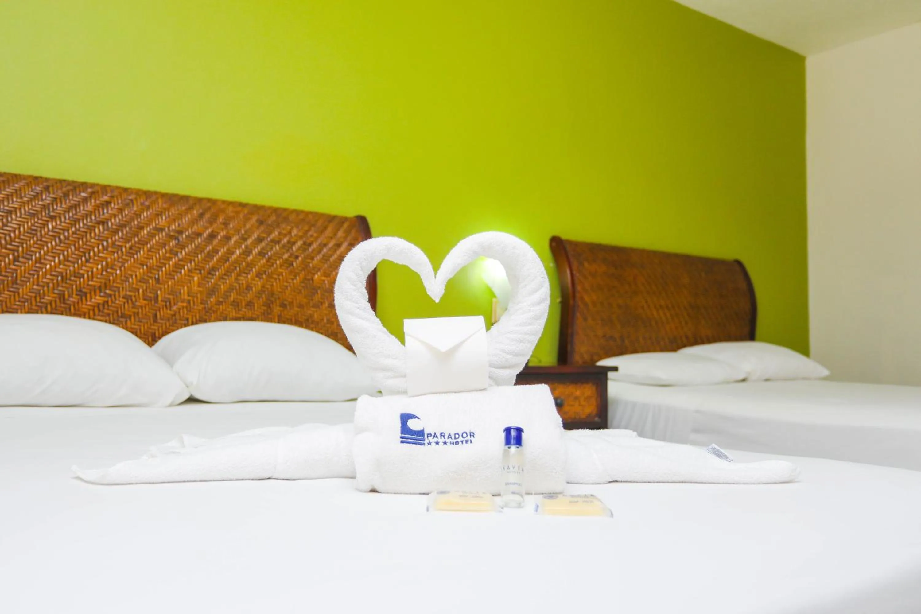 towels, Bed in Hotel Parador