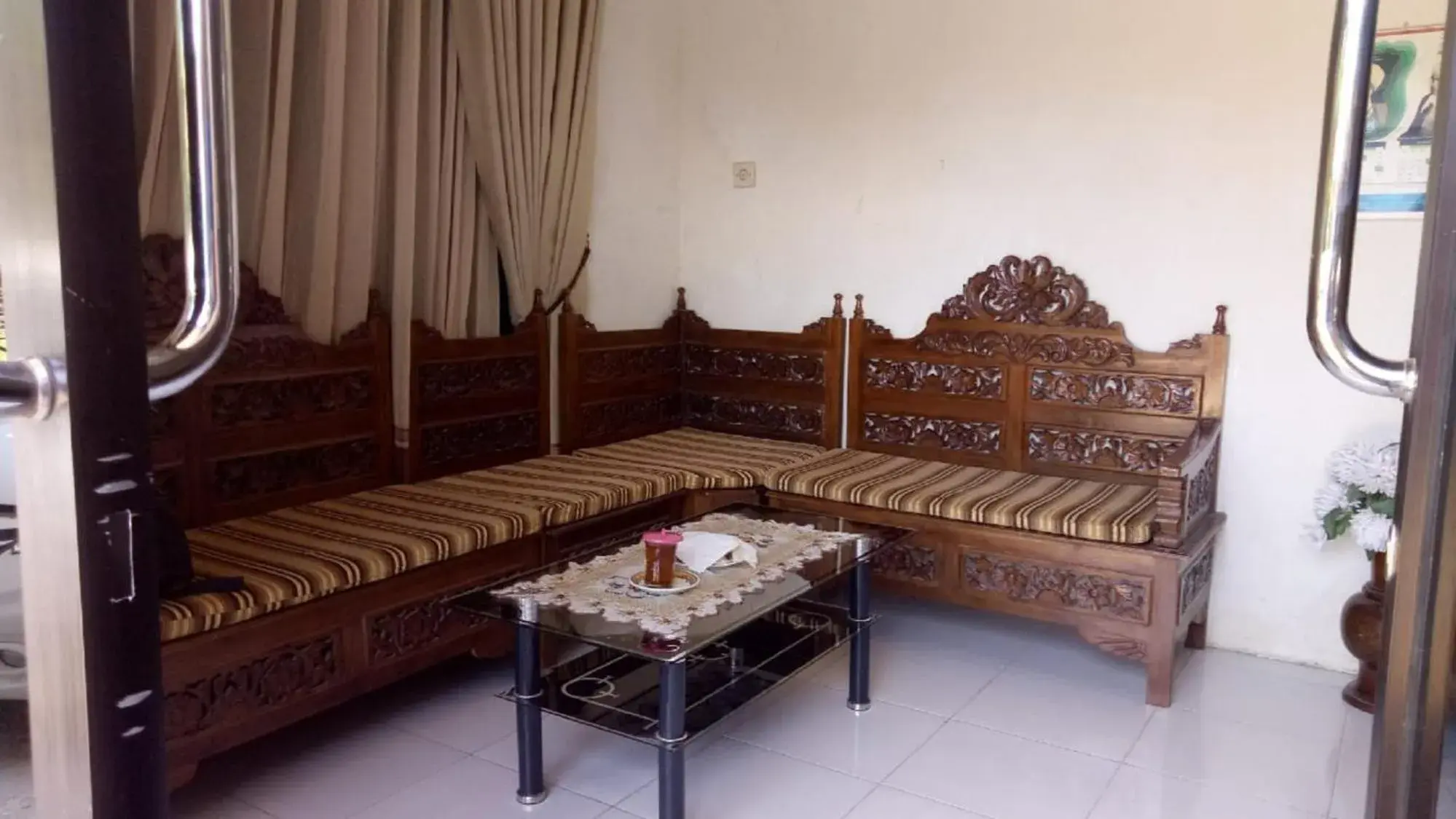 Restaurant/places to eat, Bed in Cheap Inn Banyuwangi Restaurant/places to eat, Bed in Cheap Inn Banyuwangi