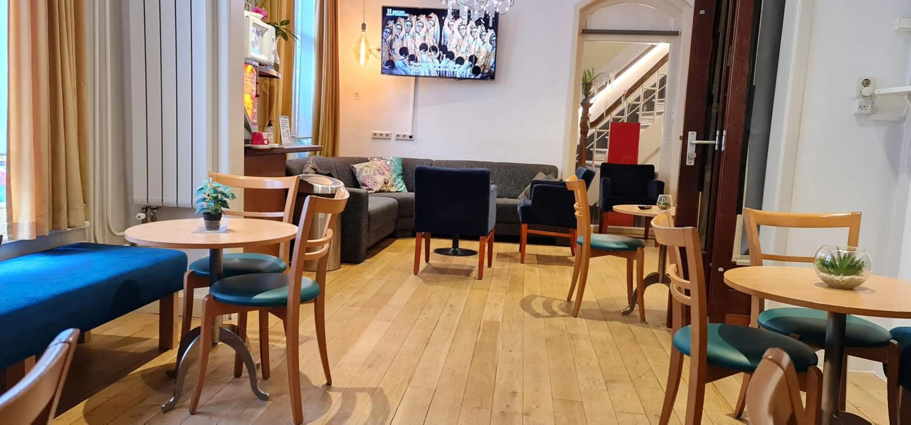 Communal lounge/ TV room in Euphemia Budget Old City Canal Zone