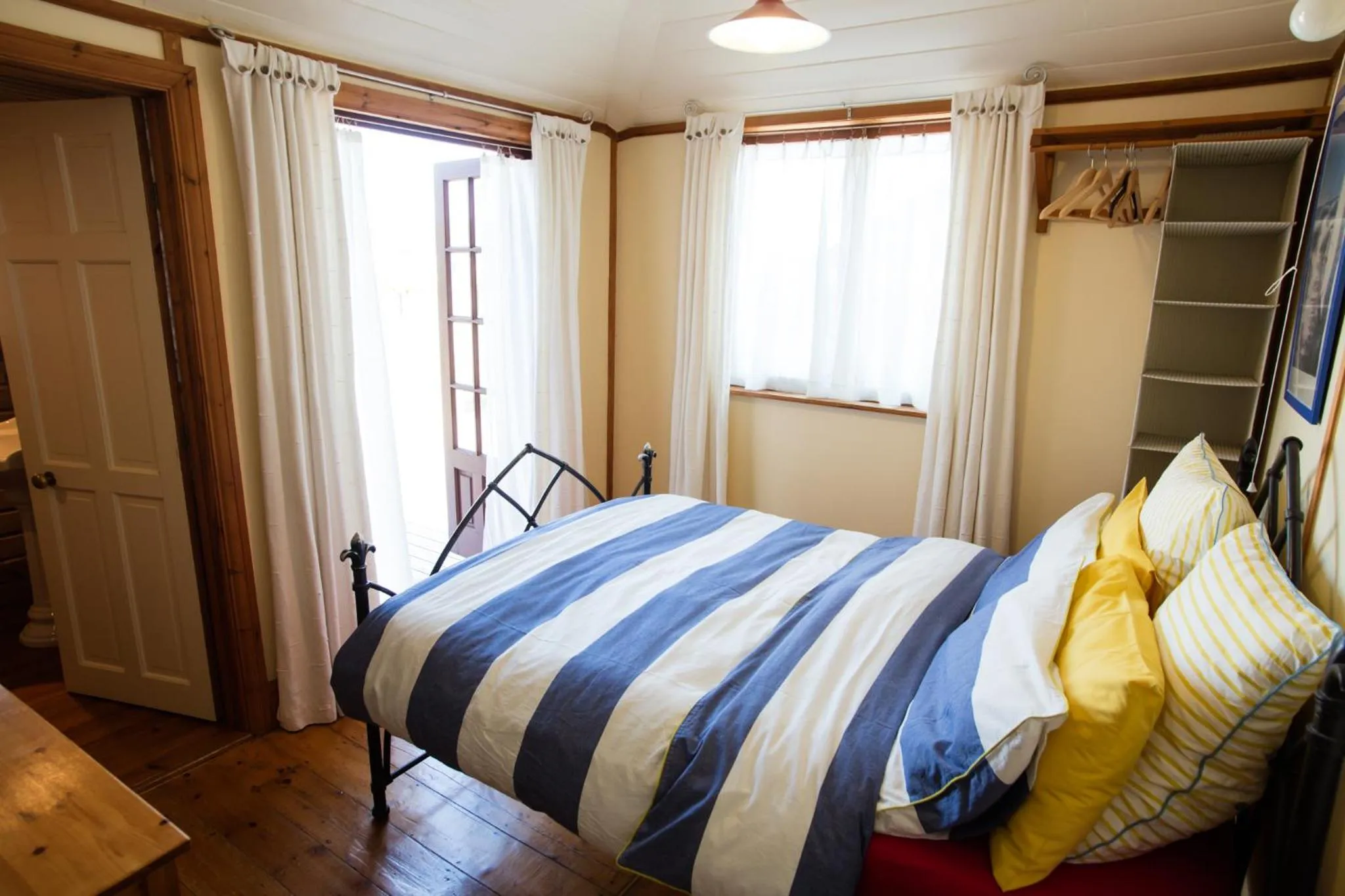 Bed in Heatherbell Cottage Guest Accommodation