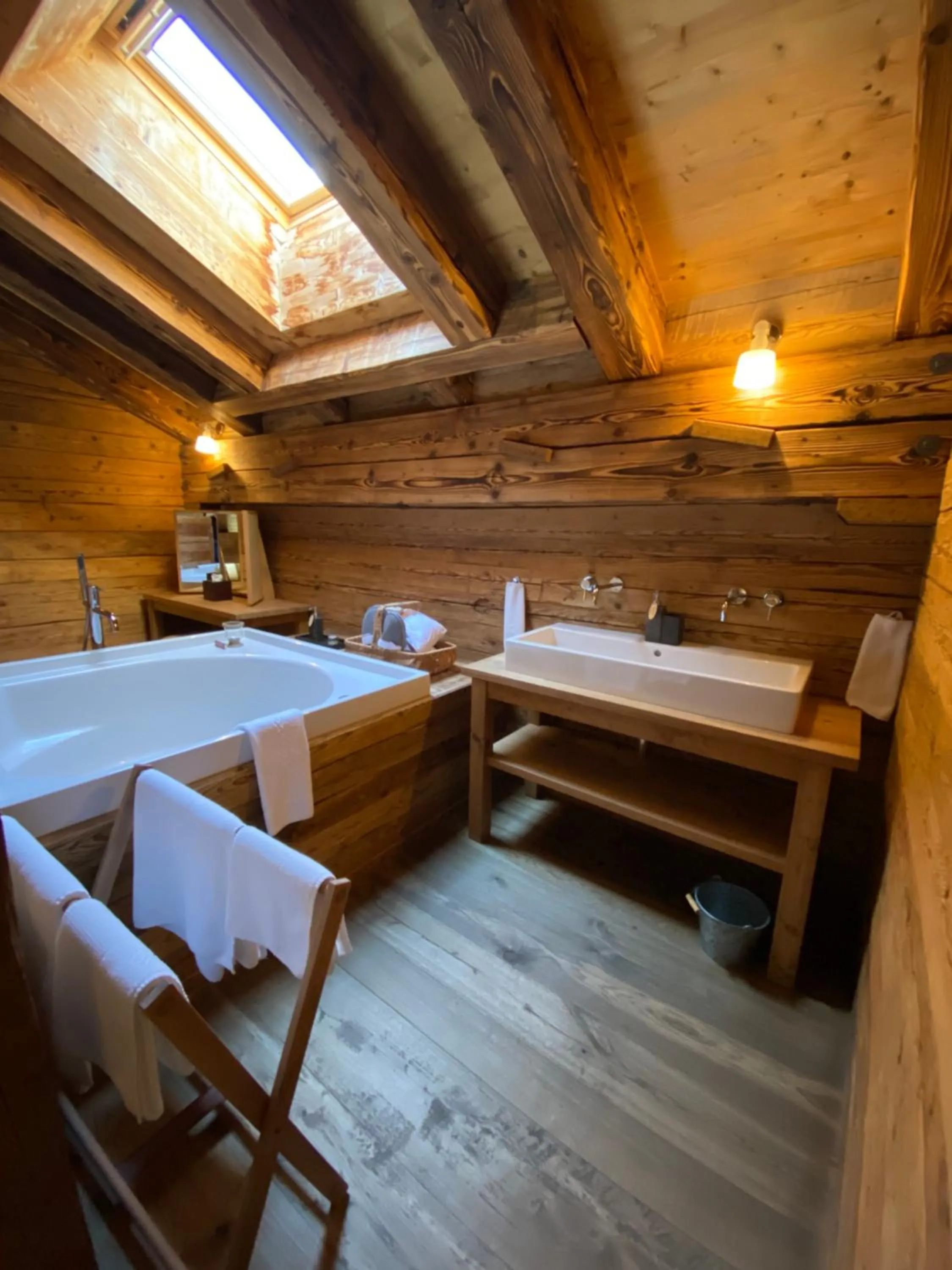 Bathroom, Bed in Maiensässhotel Guarda Val