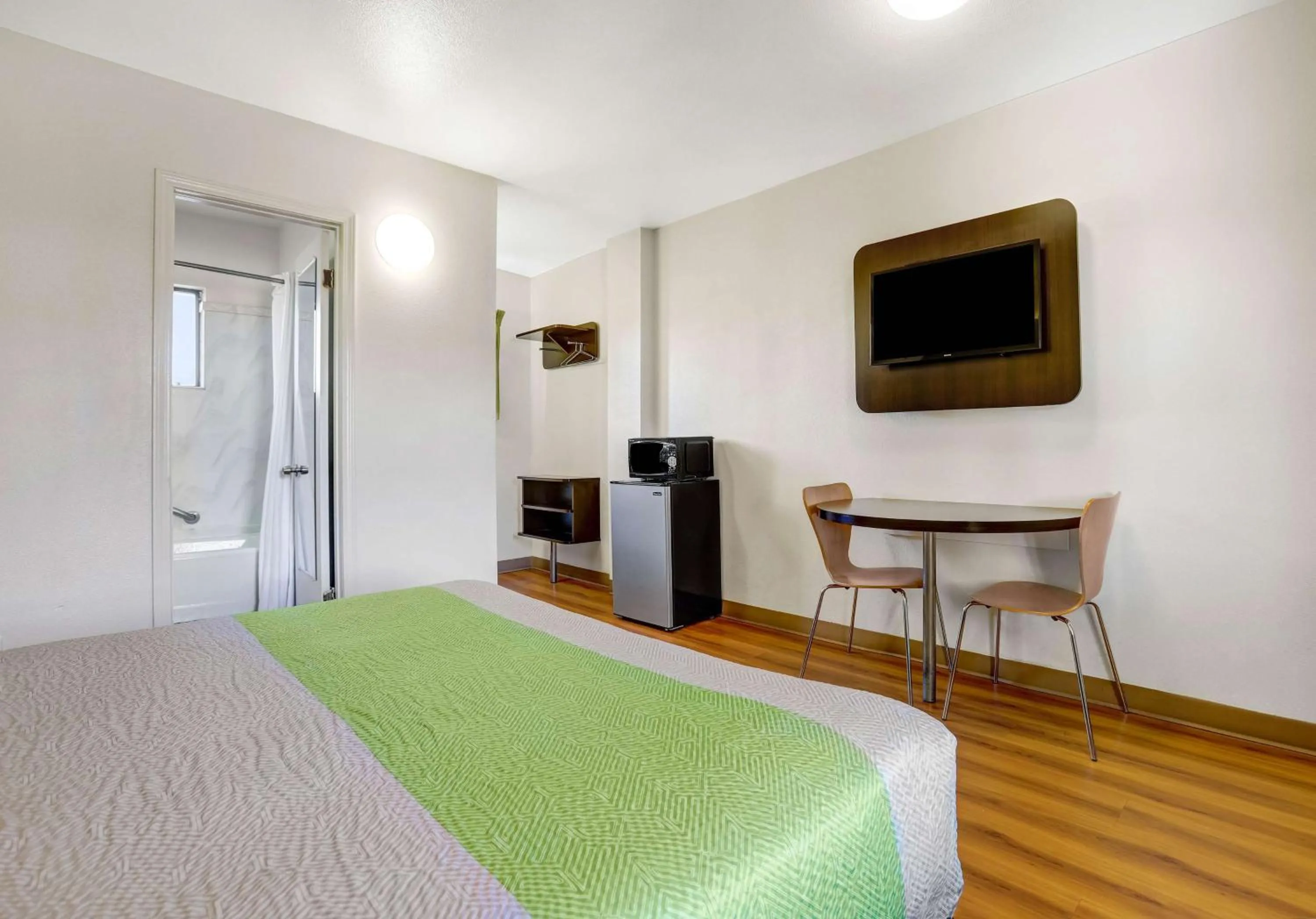 Photo of the whole room, Bed in Motel 6-Payson, AZ