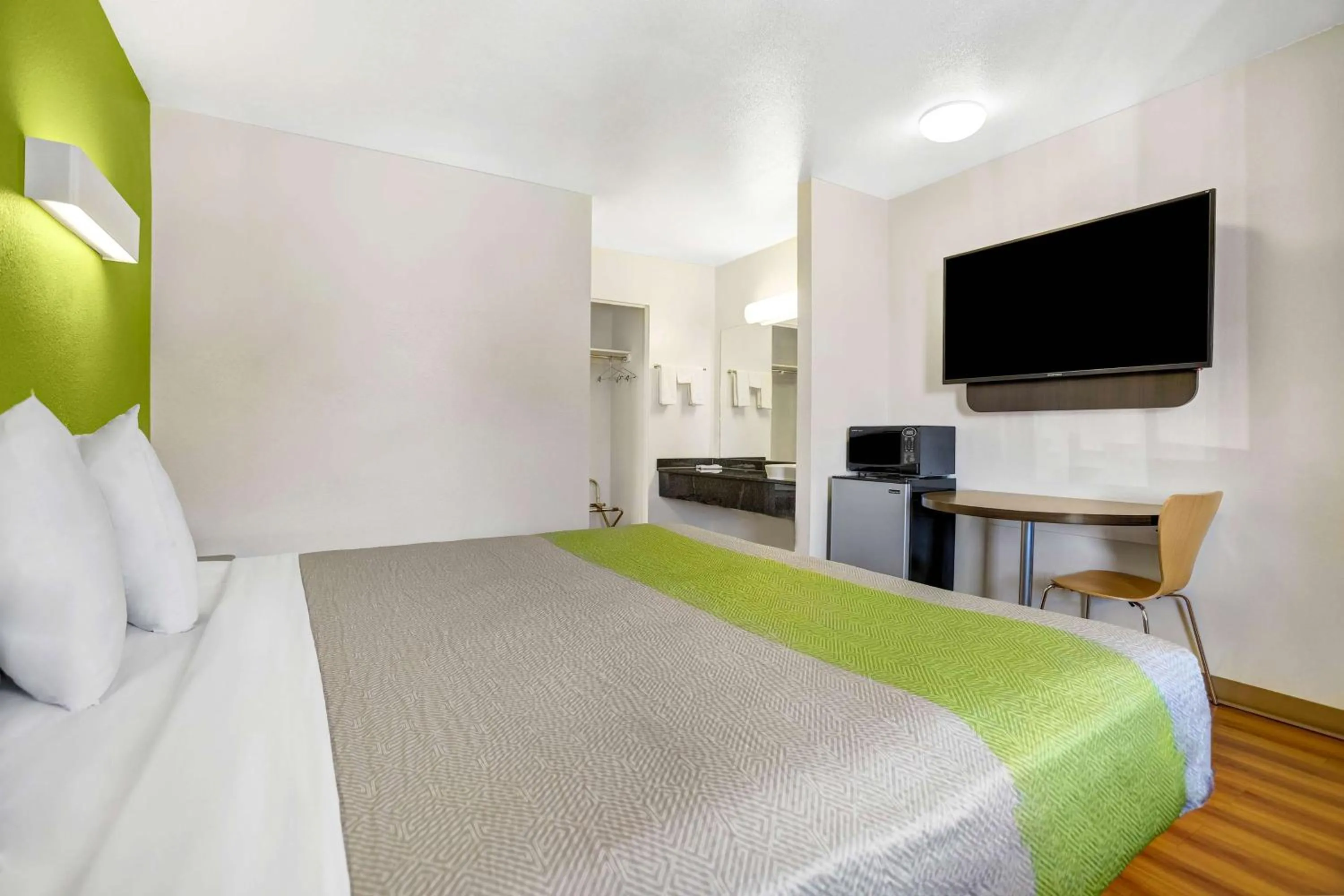 Photo of the whole room, Bed in Motel 6-Payson, AZ