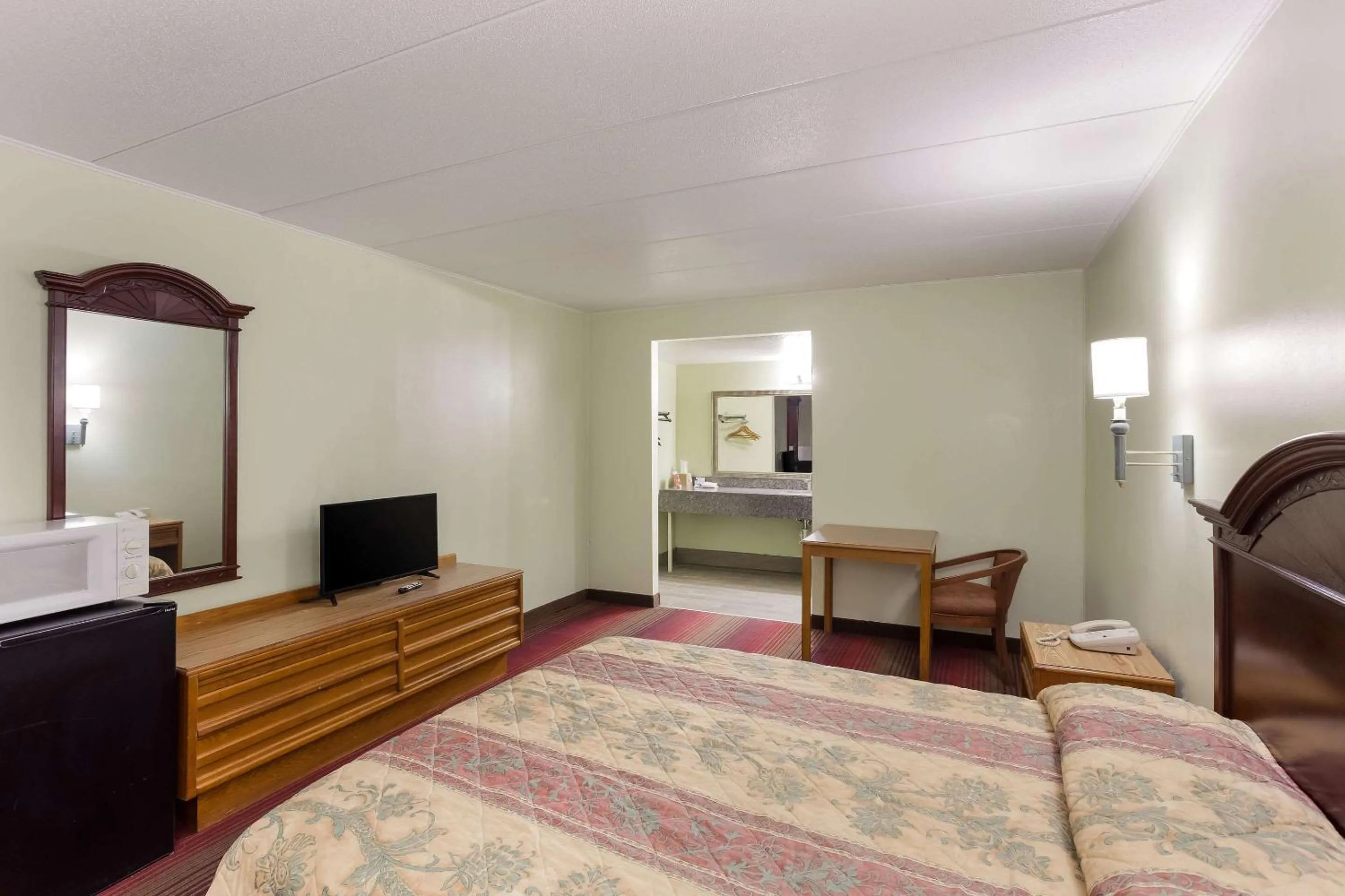 Bedroom, Bed in Rodeway Inn