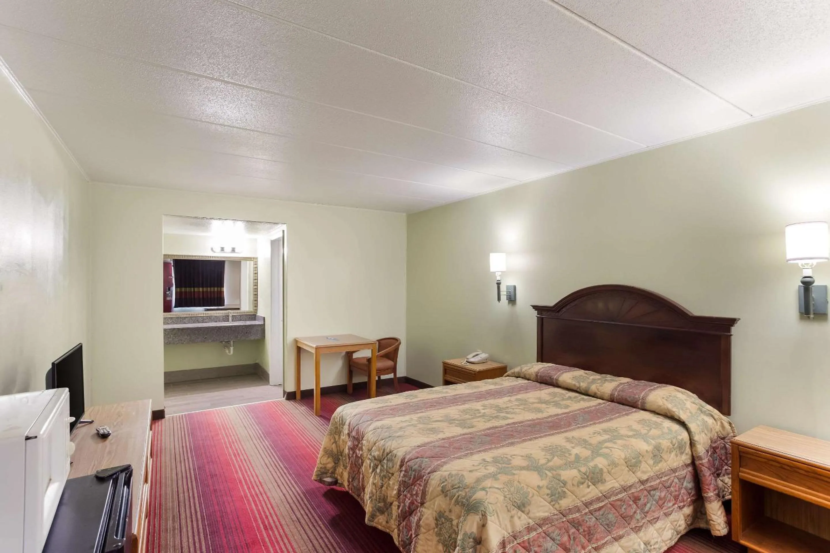 Bedroom, Bed in Rodeway Inn