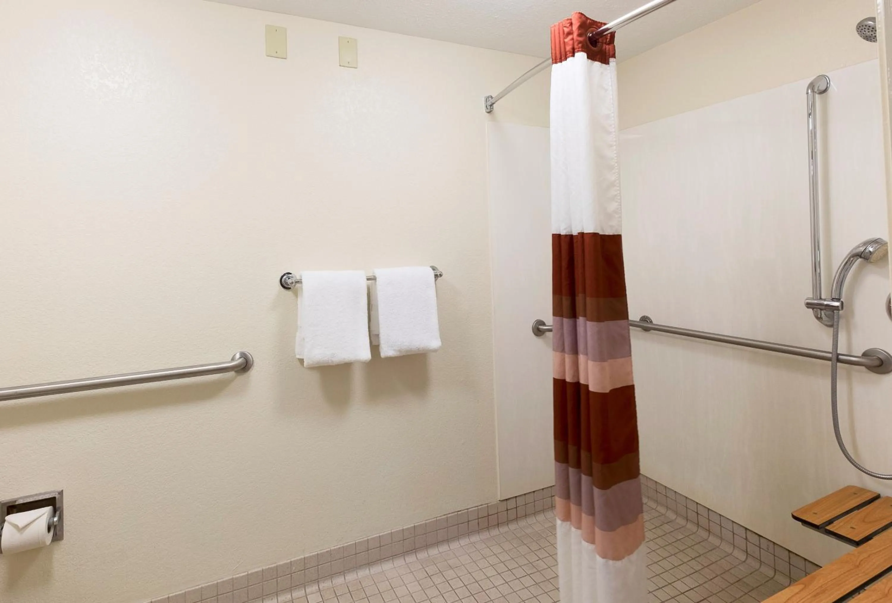 Bathroom in Red Roof Inn PLUS+ Pittsburgh South - Airport