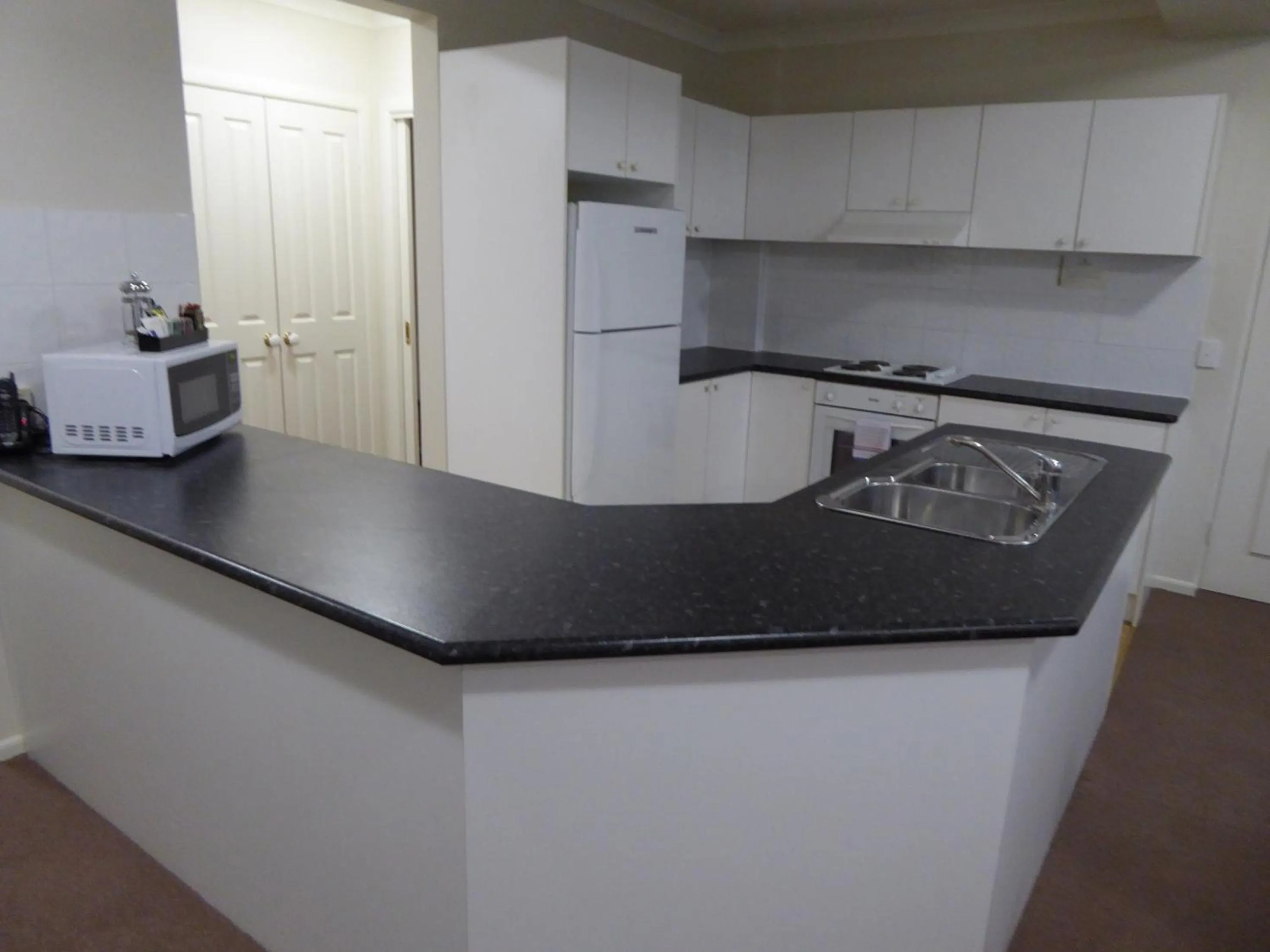 Kitchen or kitchenette in Lifestyle Apartments at Ferntree