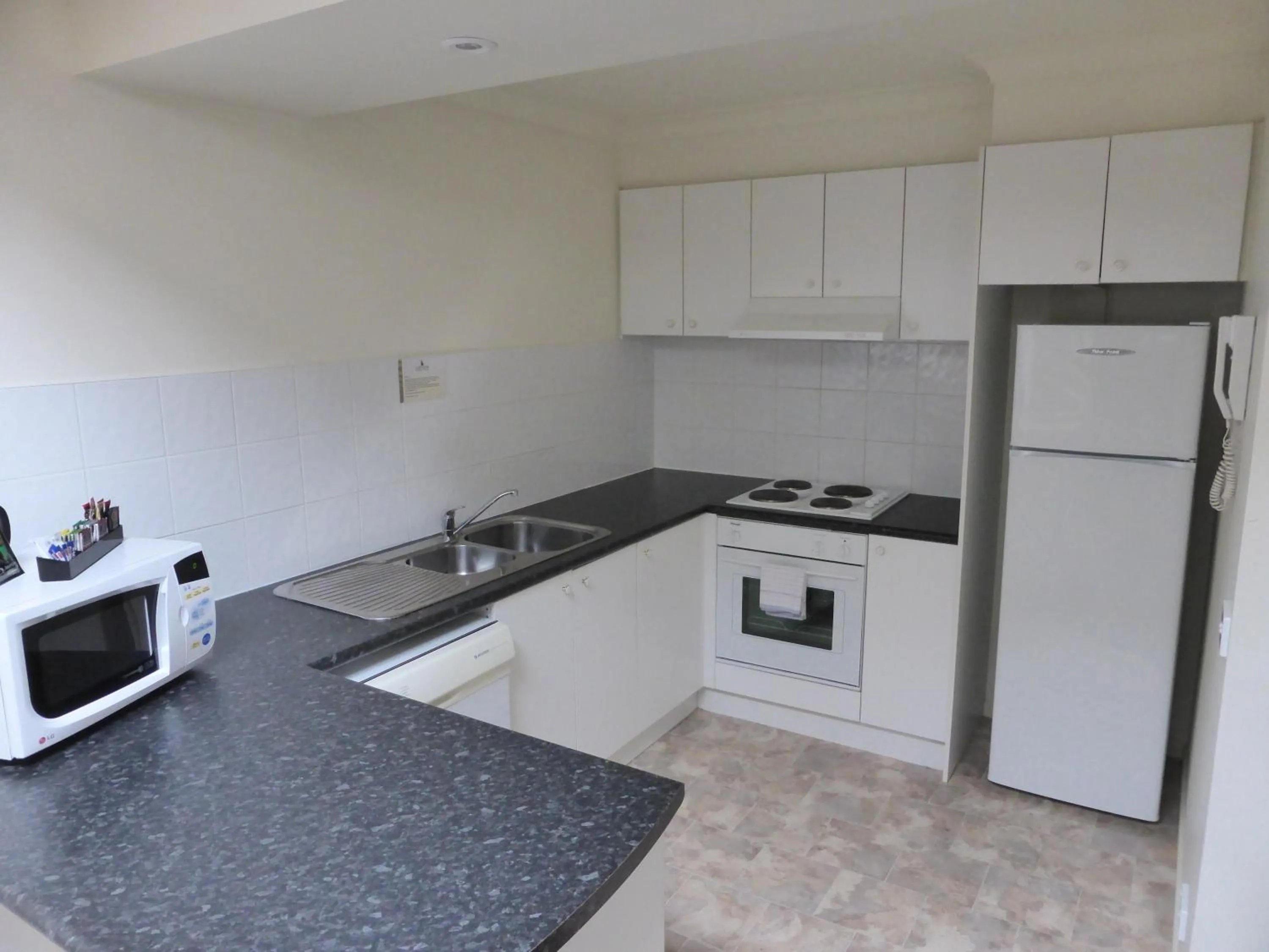 Kitchen or kitchenette in Lifestyle Apartments at Ferntree