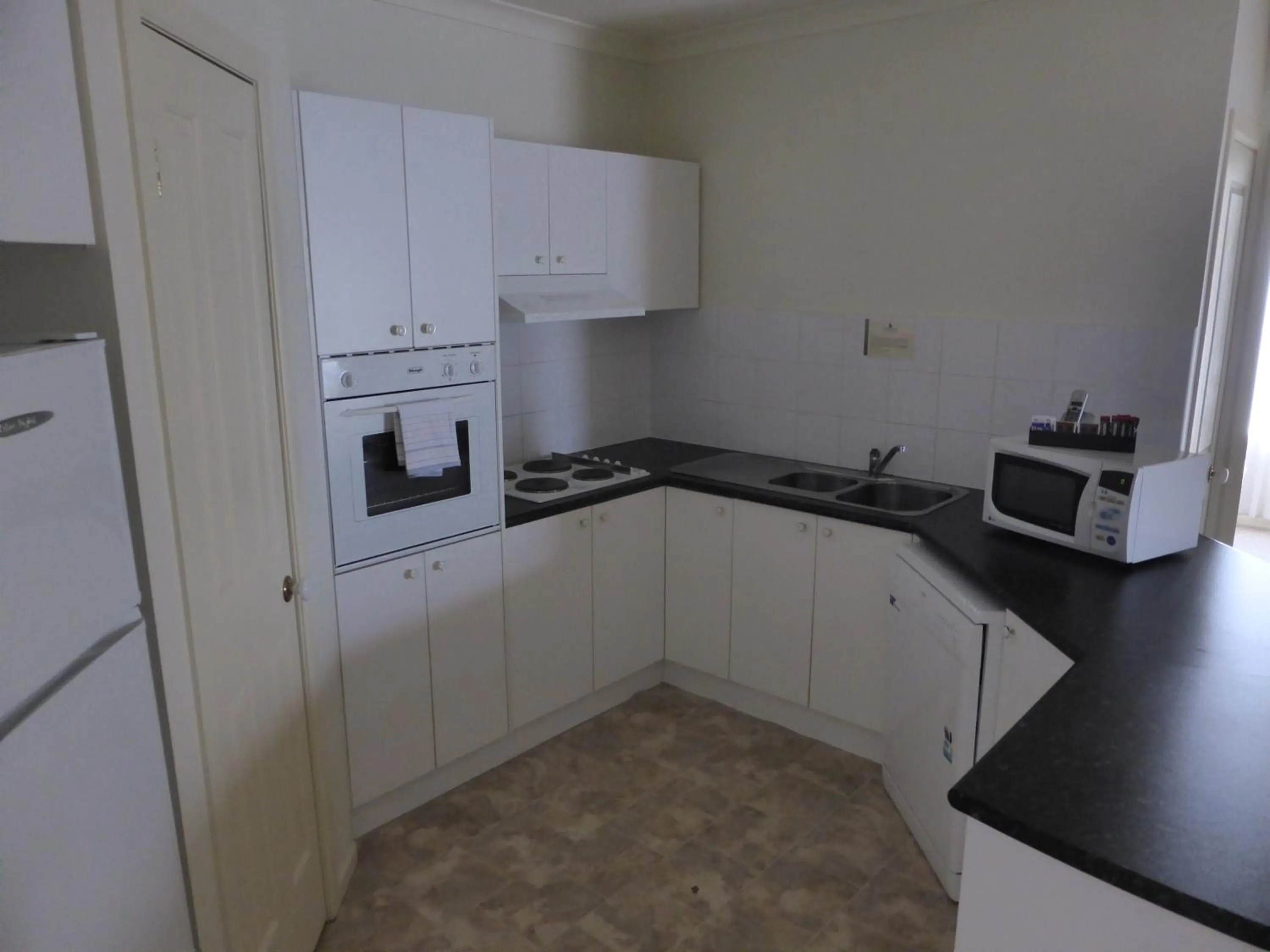 Kitchen or kitchenette in Lifestyle Apartments at Ferntree