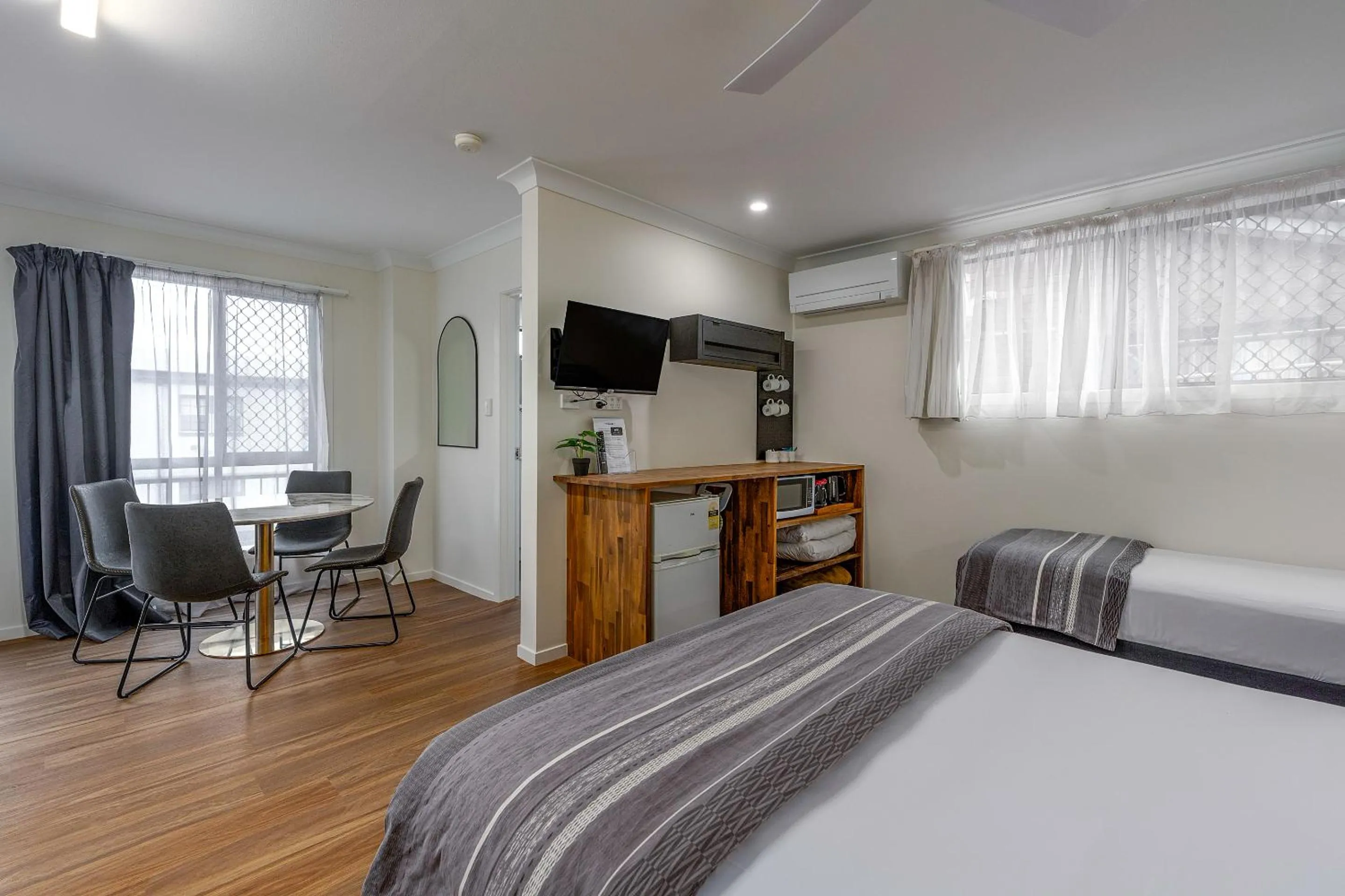 Bed in Coast Inn Motel