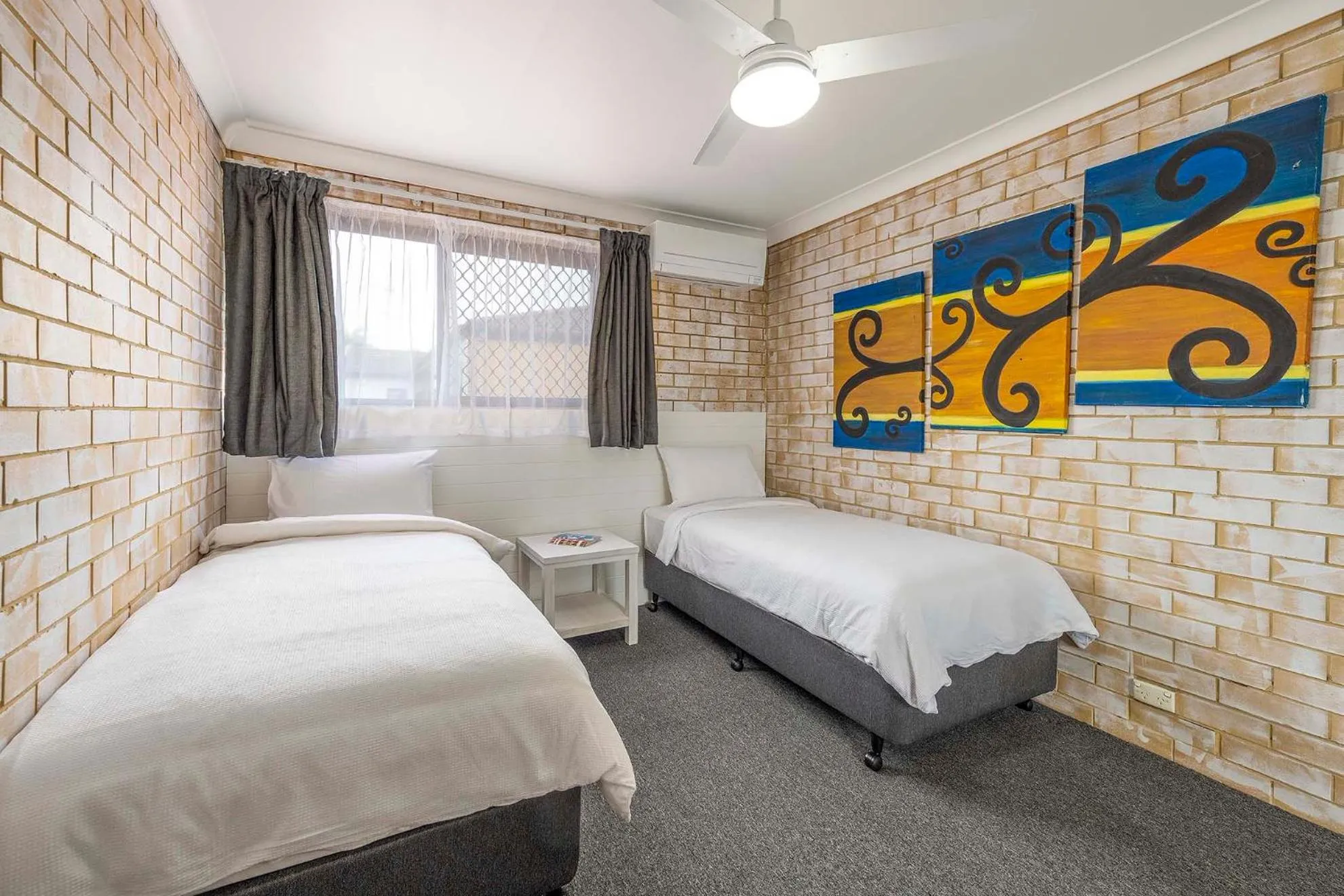 Bedroom, Bed in Coast Inn Motel