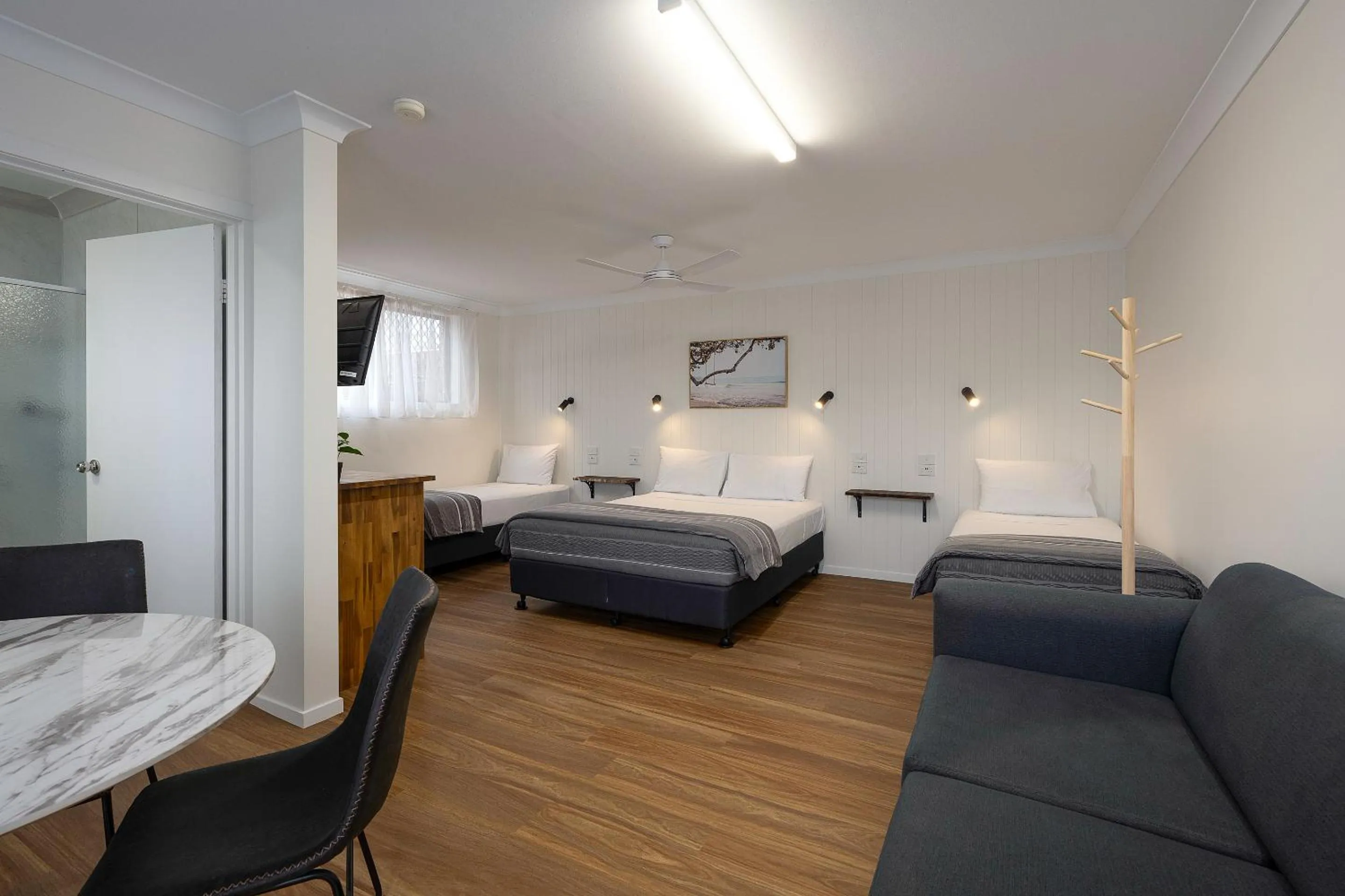 Bed in Coast Inn Motel