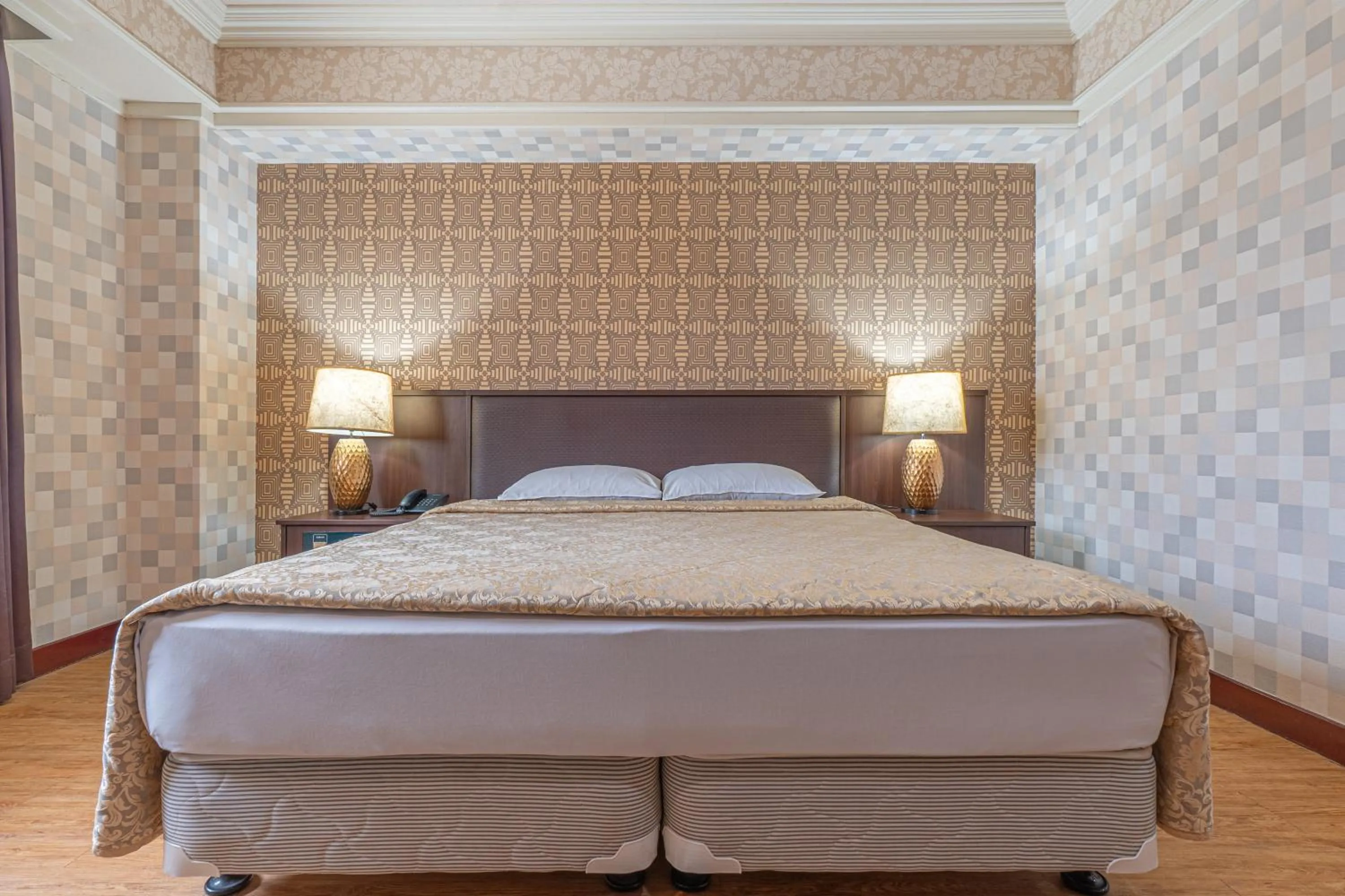 Photo of the whole room, Bed in Hamilton Hotel