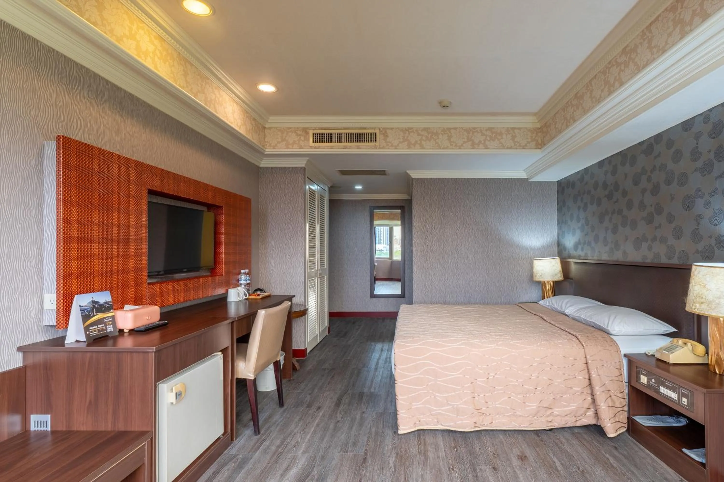 Photo of the whole room, Bed in Hamilton Hotel