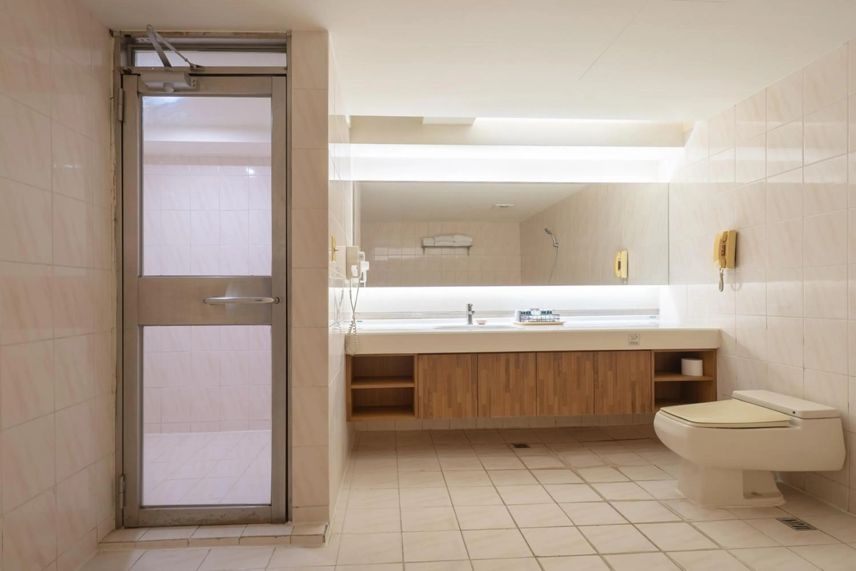 Photo of the whole room in Hamilton Hotel