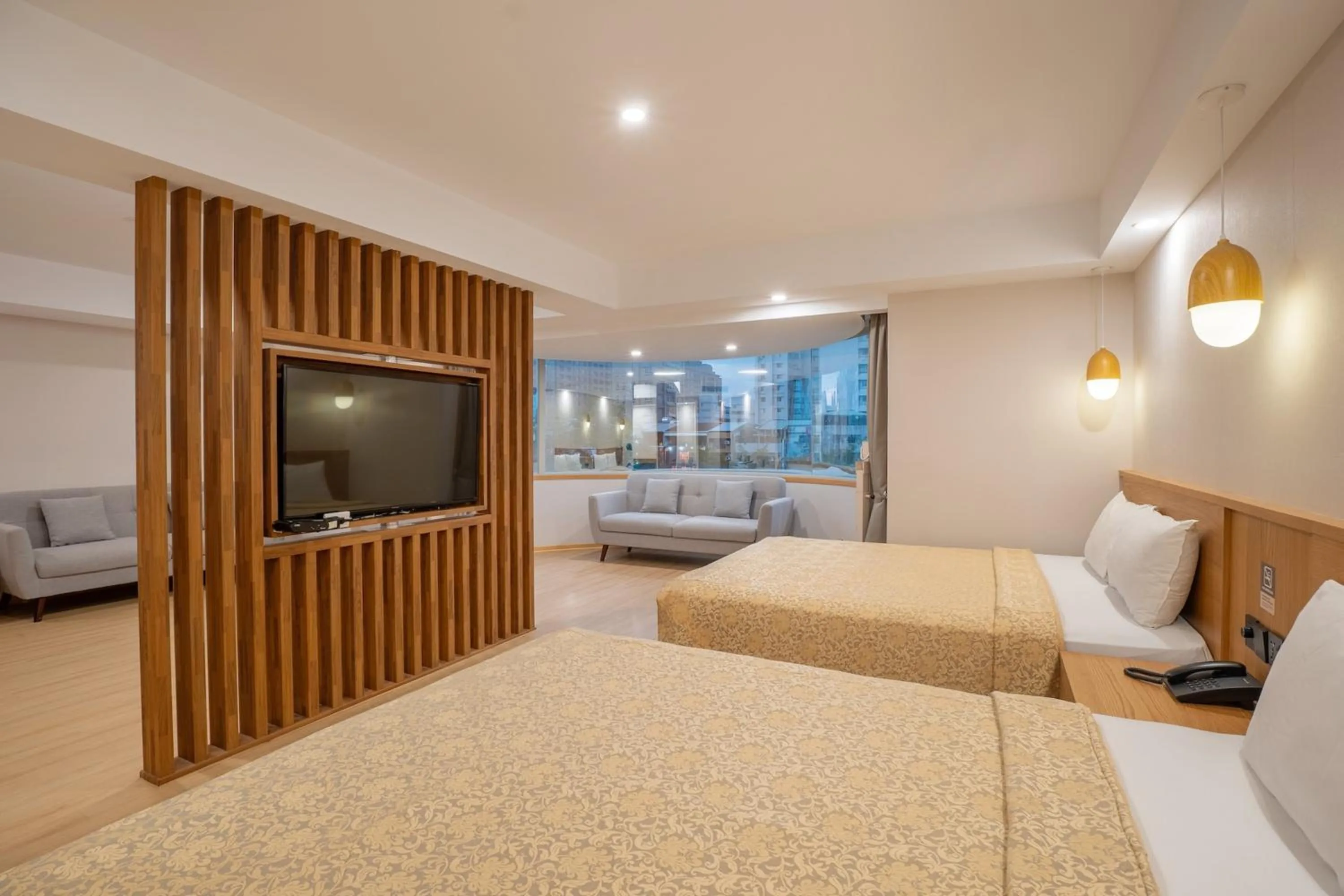 Photo of the whole room, Bed in Hamilton Hotel