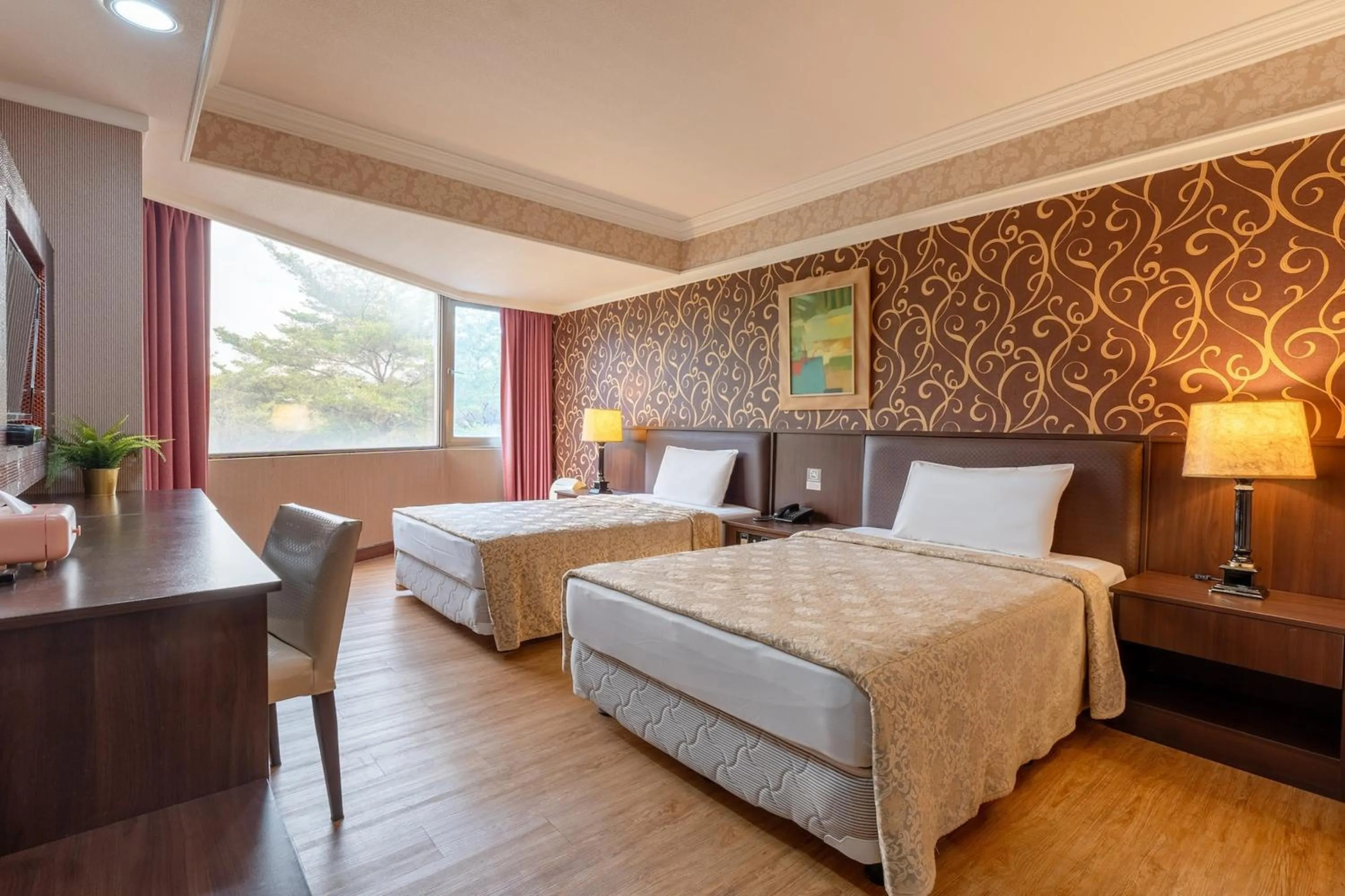 Photo of the whole room, Bed in Hamilton Hotel